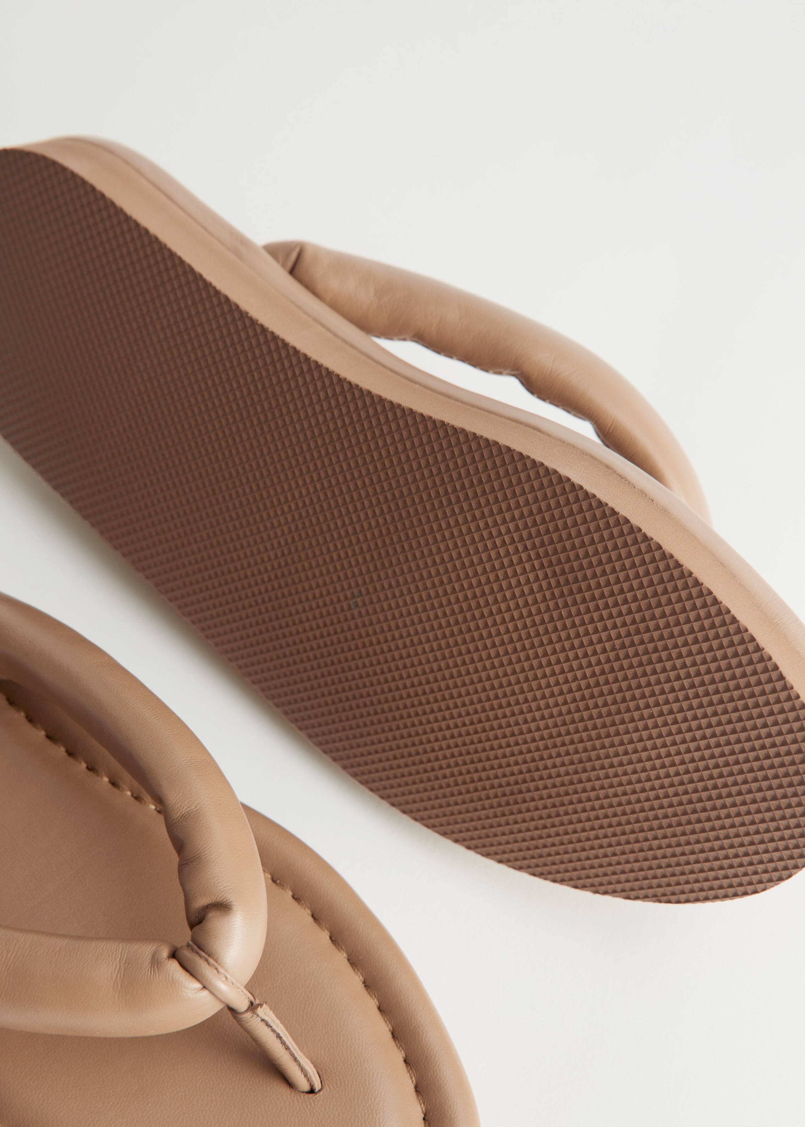 Padded Strap Leather Flip Flops - {{variantName}} - Detalle descriptivo