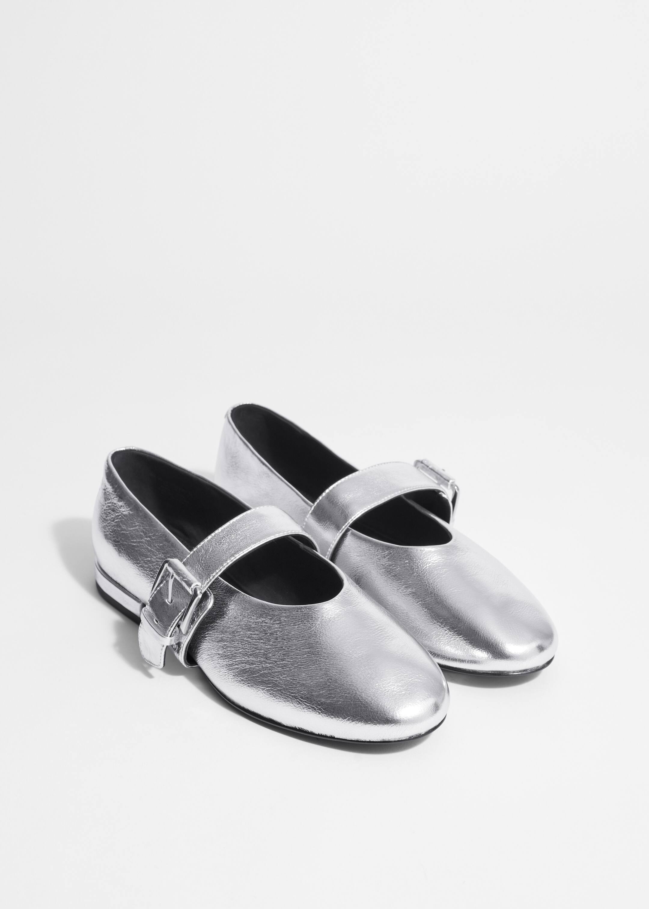 Visa större bild: Ballerinaskor i läder med spänne - Silver - DAM | H&M SE 3