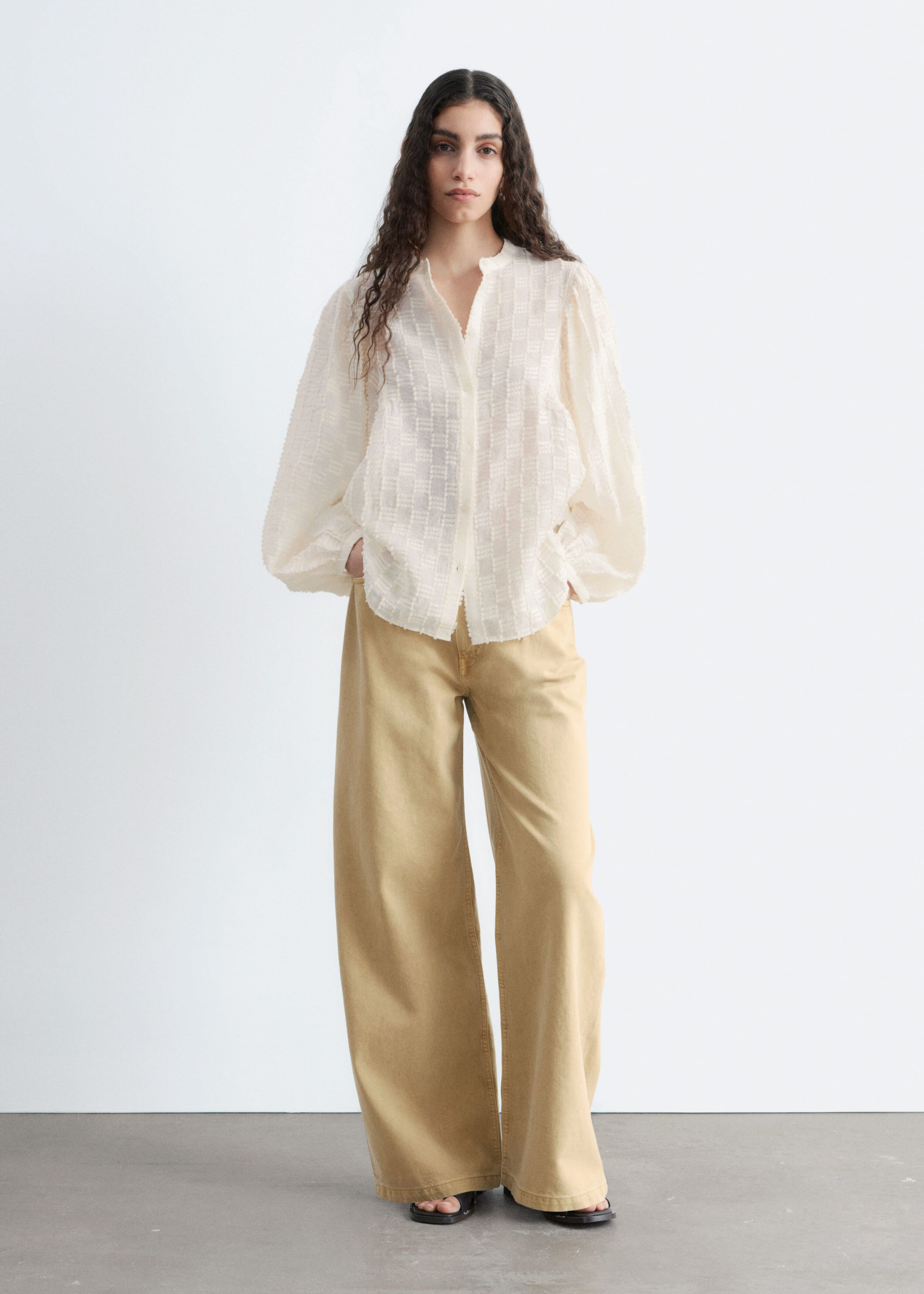 Image of Blusa texturizada con mangas voluminosas