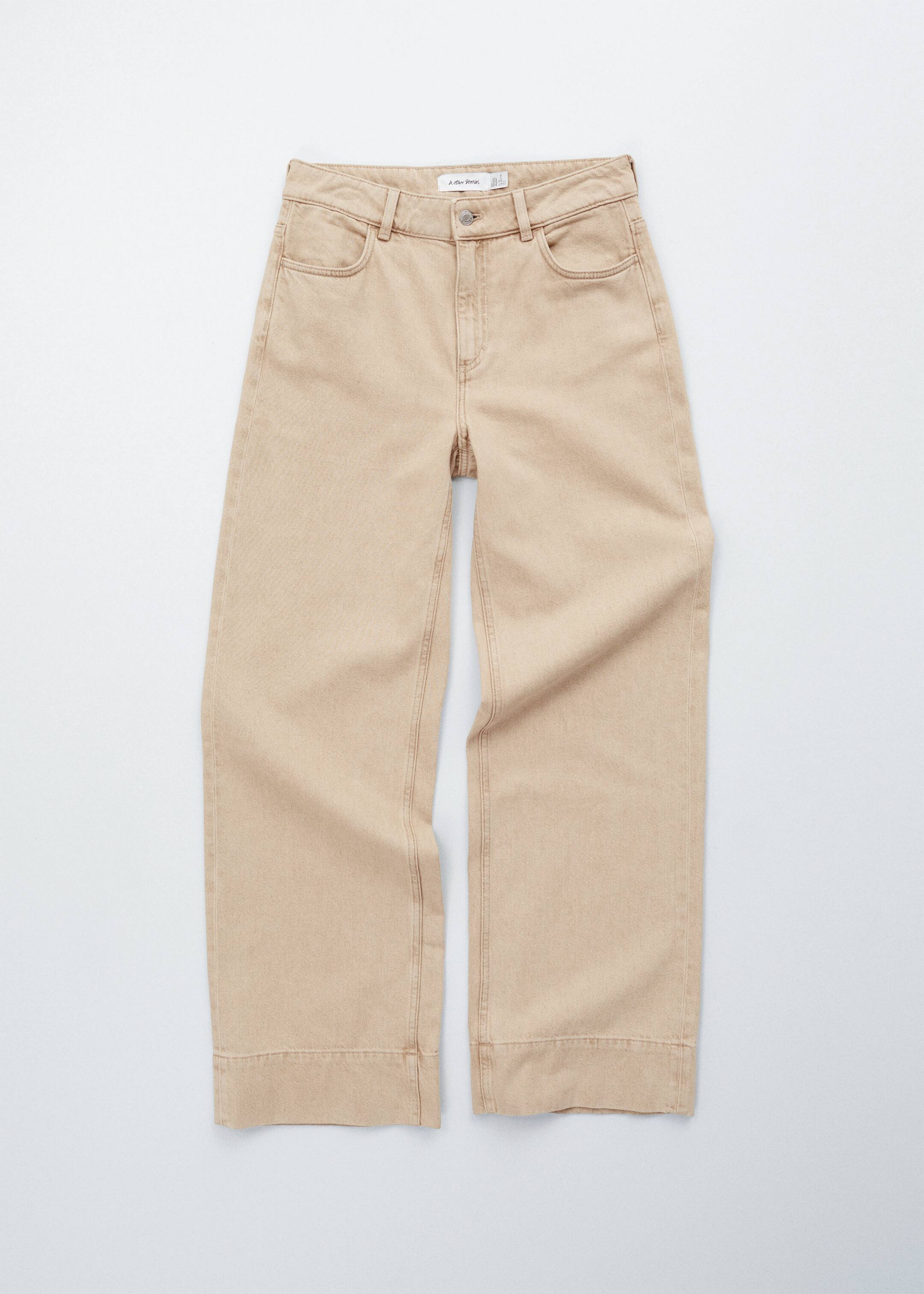 Größeres Bild anzeigen: Ein Paar hellbraune, steife Denim-Jeans wird von vorne gezeigt, mit einer normalen Taille, einem Reißverschluss mit Knopfverschluss und vorderen Schaufeltaschen. Die gerade, weite Beinlänge ist mit breiten genähten Säumen abgeschlossen, und kontrastierende Nähte sind überall sichtbar.