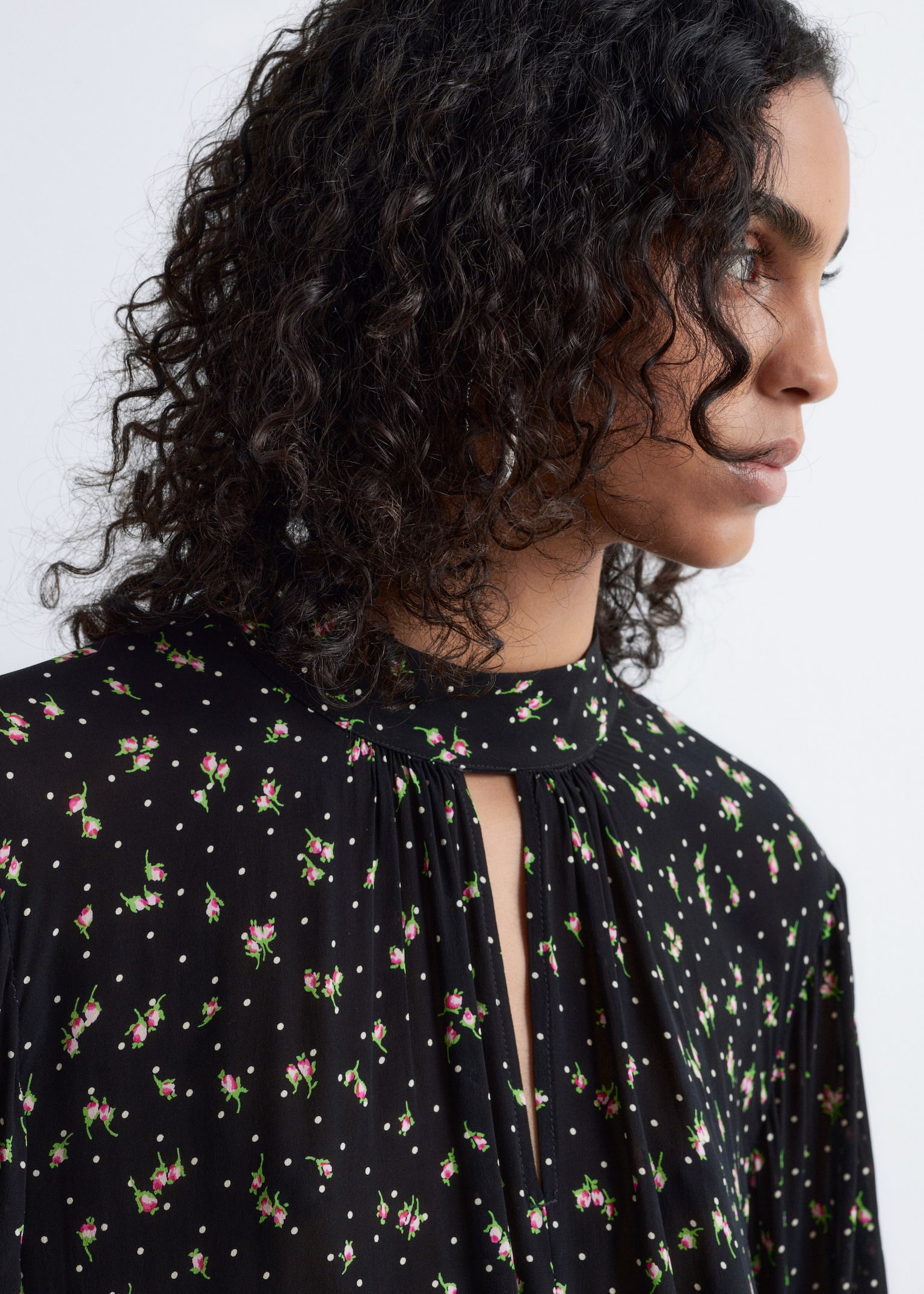 Blouse volantée à col montant - Noir à motif fleuri - 4