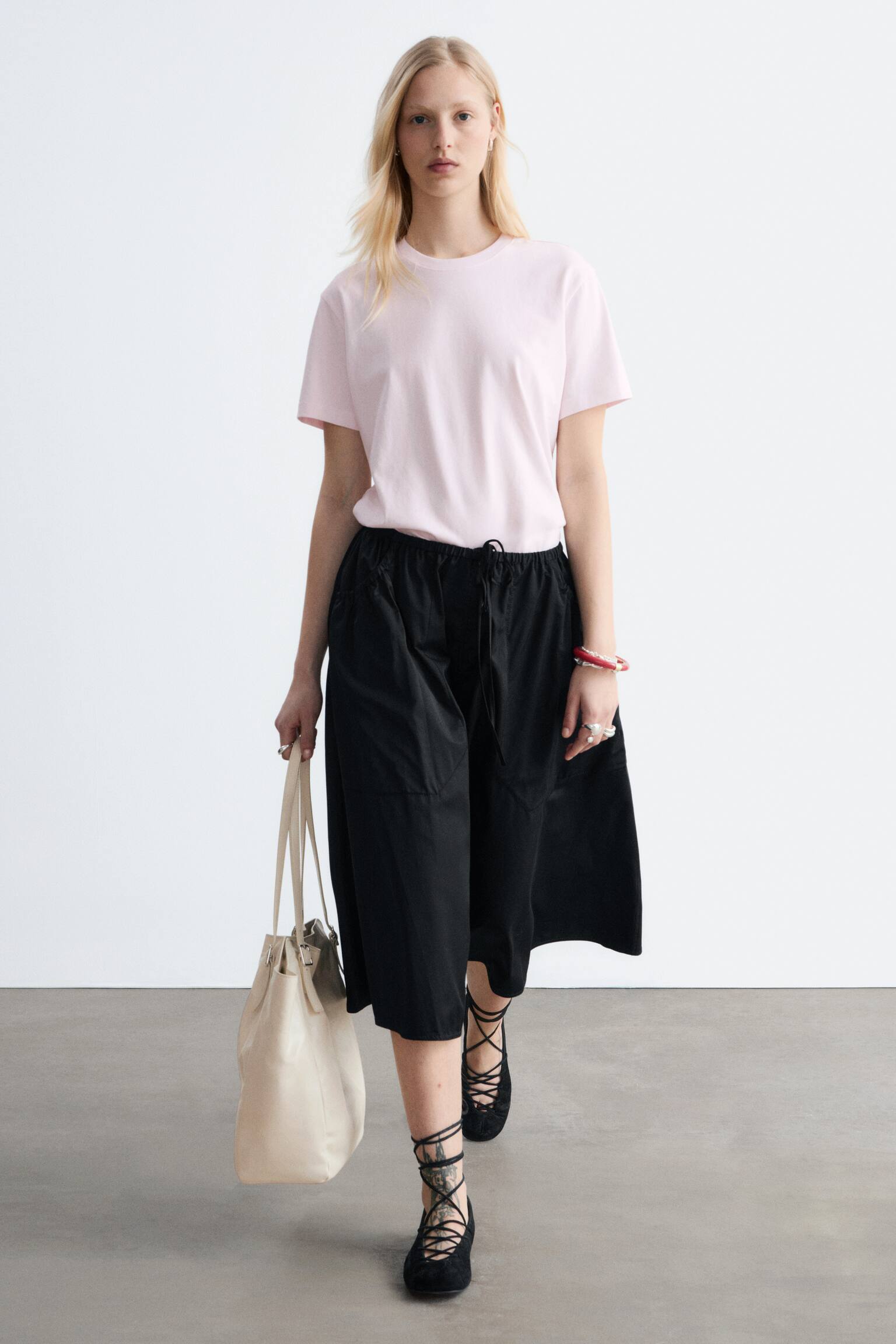 T-shirt i bomuld med crewneck - Lyserød/Lyseblå/Sort/Hvid/Marineblå/hvide striber/Mørkebrun/Gul/Rød - 6