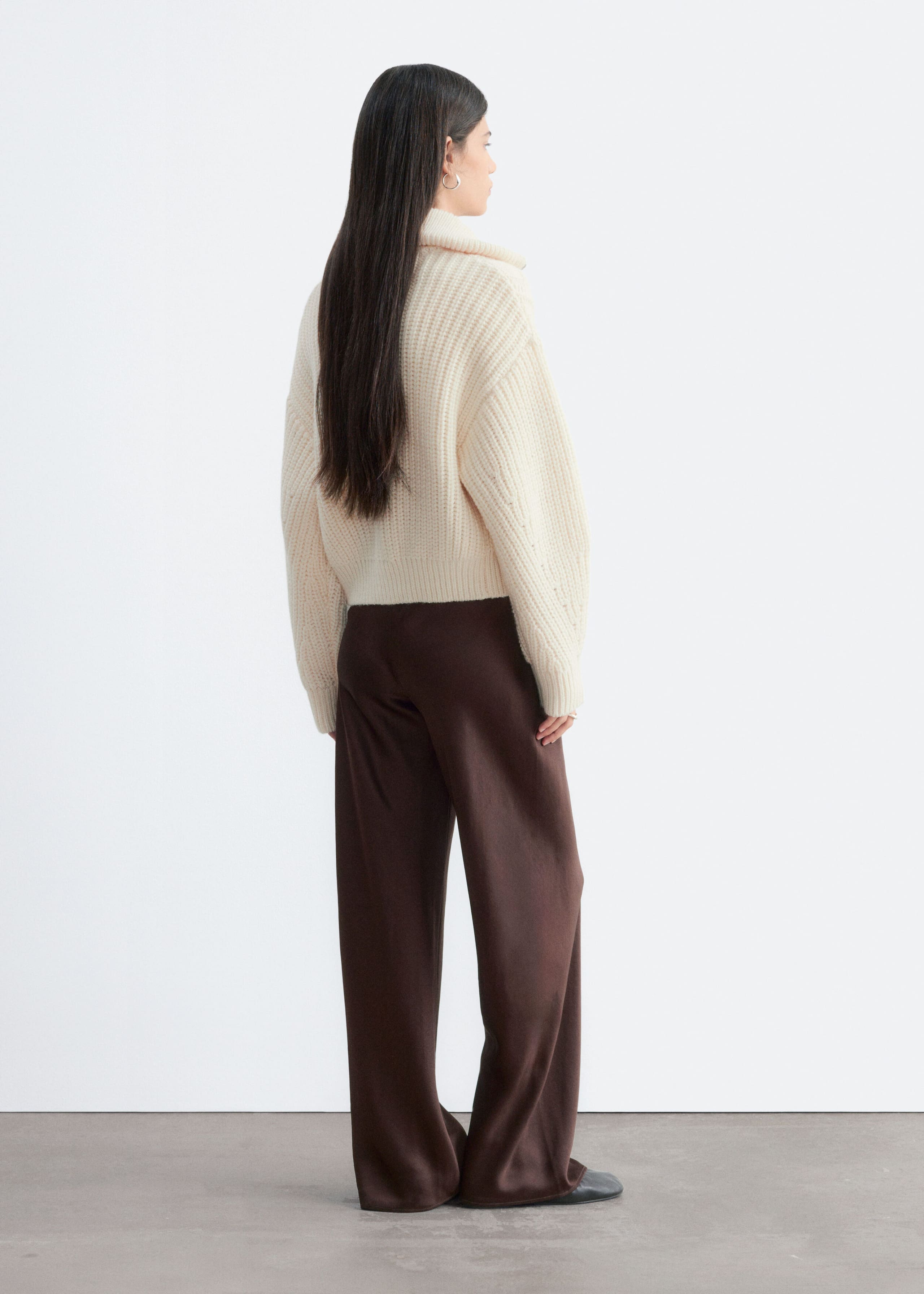 Satynowe spodnie – Ciemnobrązowy – Lookbook