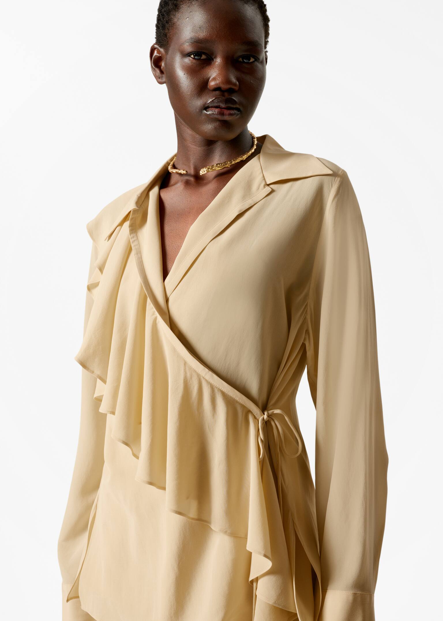 Slå om-bluse med flæser - Lysegul - 4