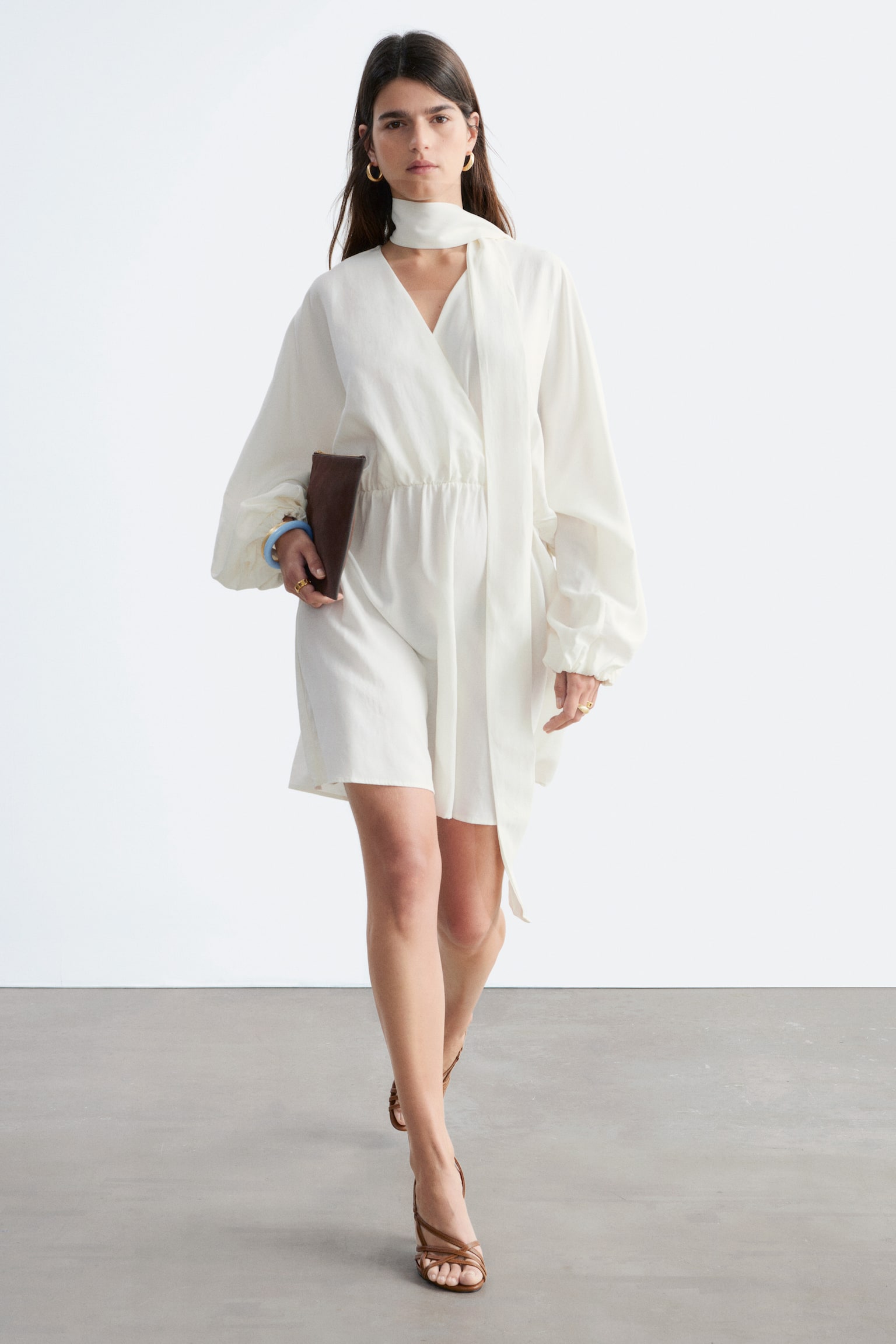 Miniklänning med omlott och scarf-detalj - Vit/Svart - 1