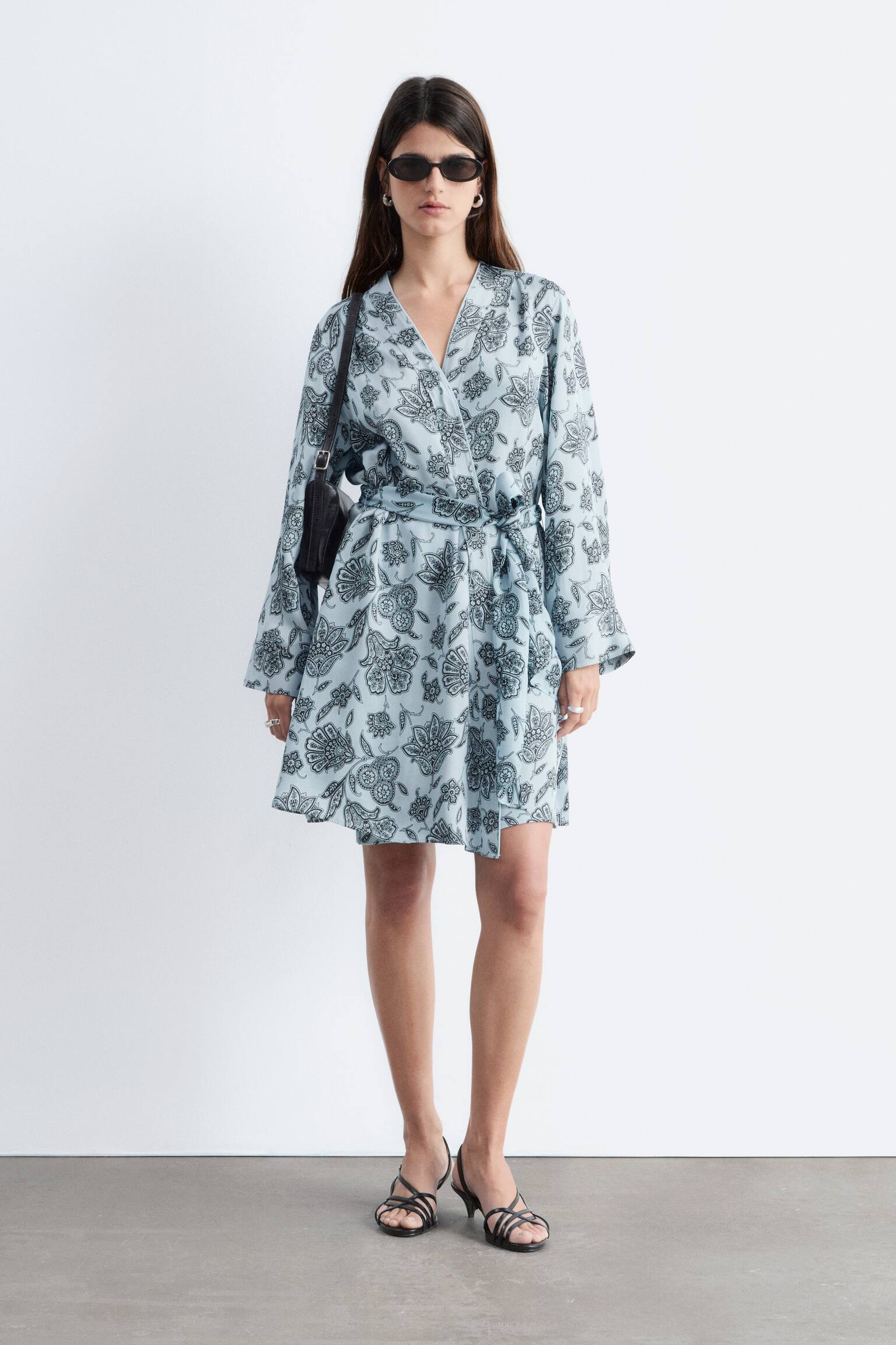 שמלת מעטפת מיני פרחונית - תכלת/הדפס פייזלי פרחוני - 4