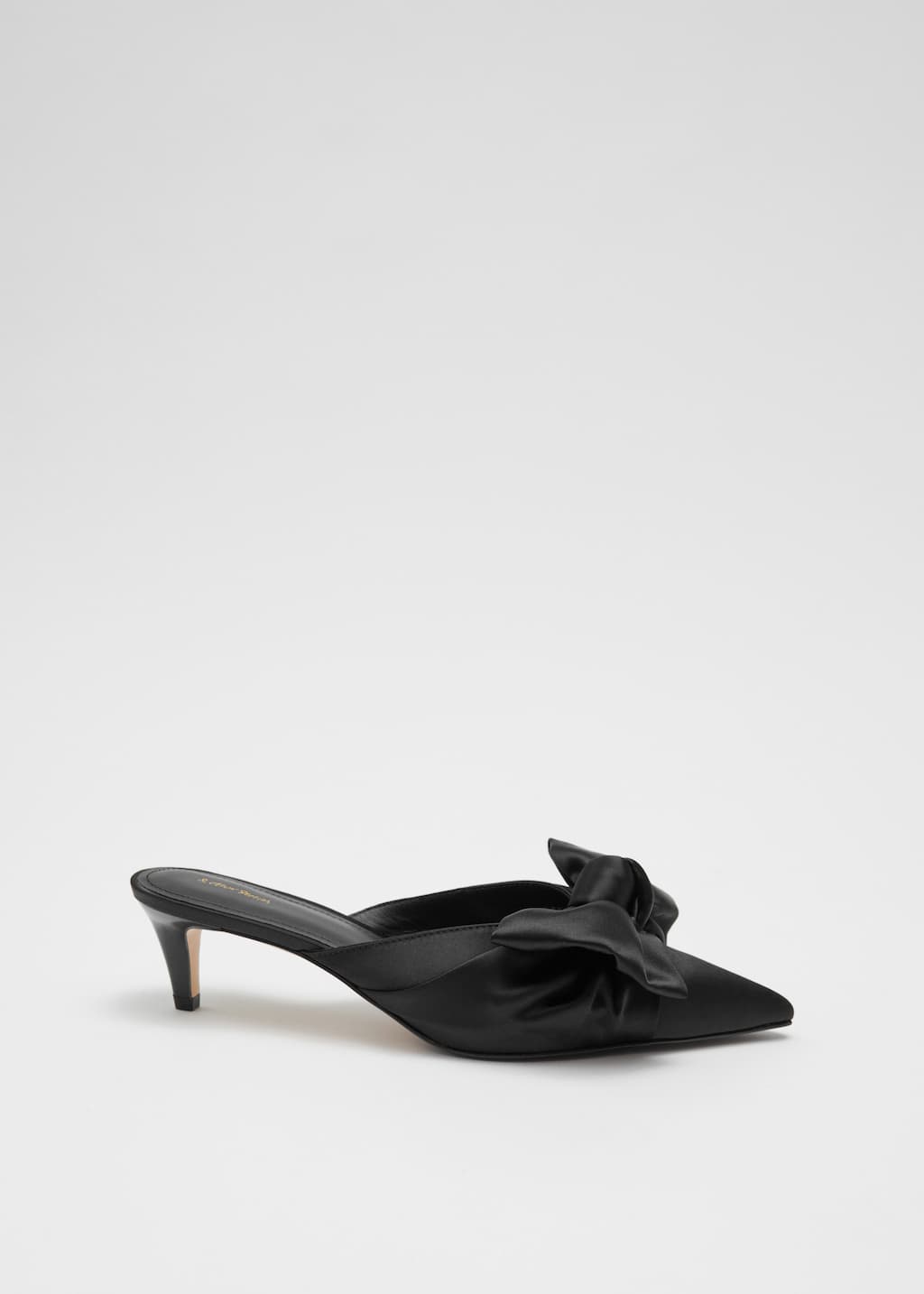 Pumps i satin med rosett