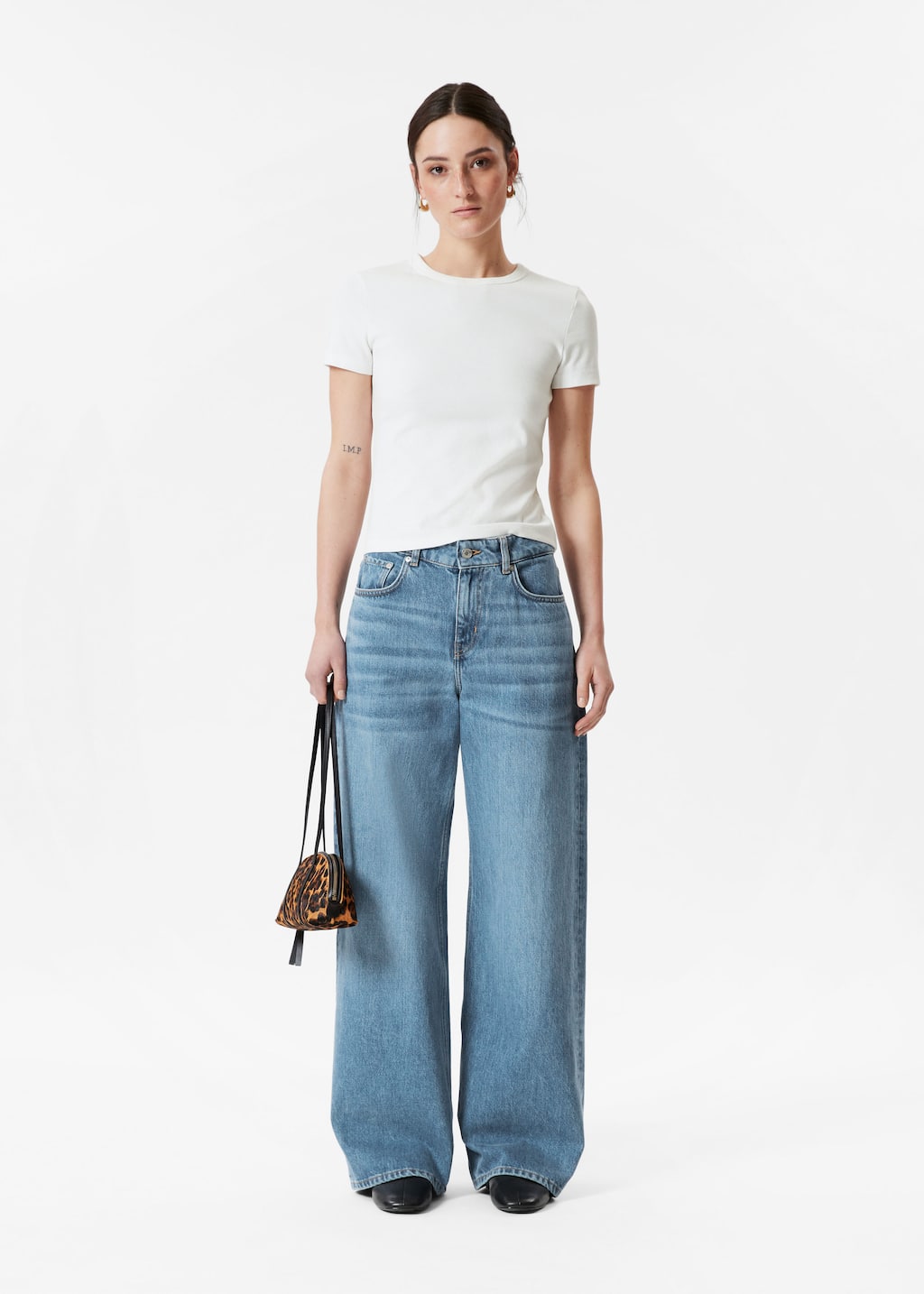 Długie szerokie jeansy – Niebieski – Lookbook