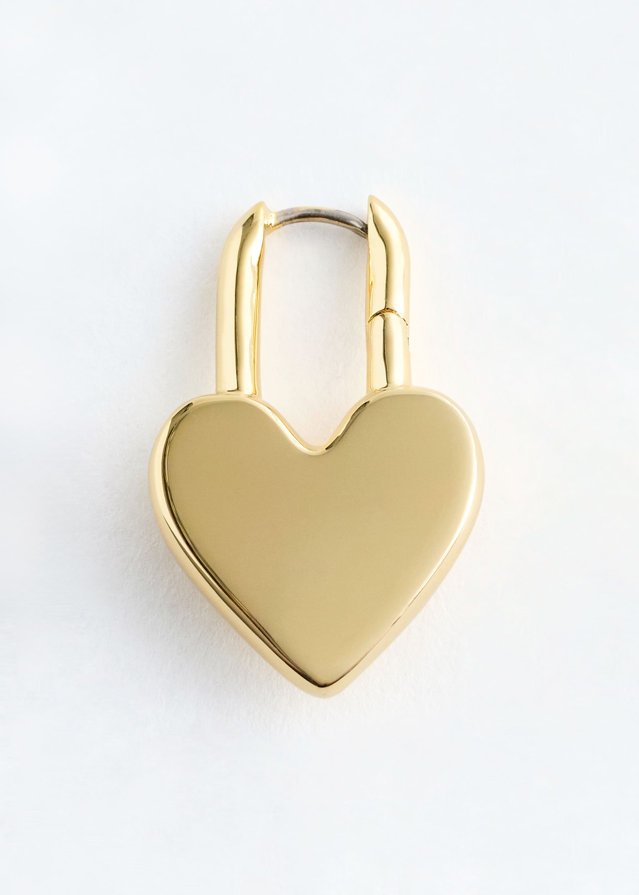 Visualizza immagine più grande: Un singolo orecchino a cerchio a forma di cuore, realizzato in ottone lucidato, viene presentato. Presenta una chiusura a cerniera nella parte superiore.