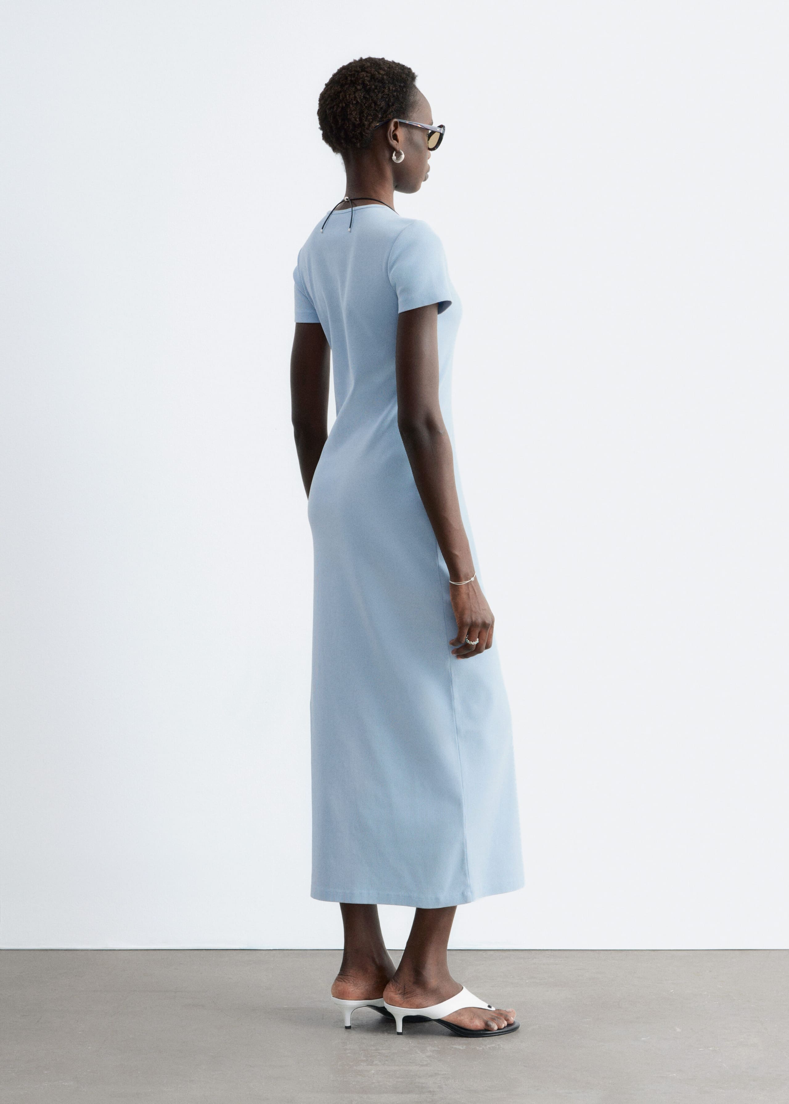 Midiklänning i trikå – Dov salviagrön – lookbook