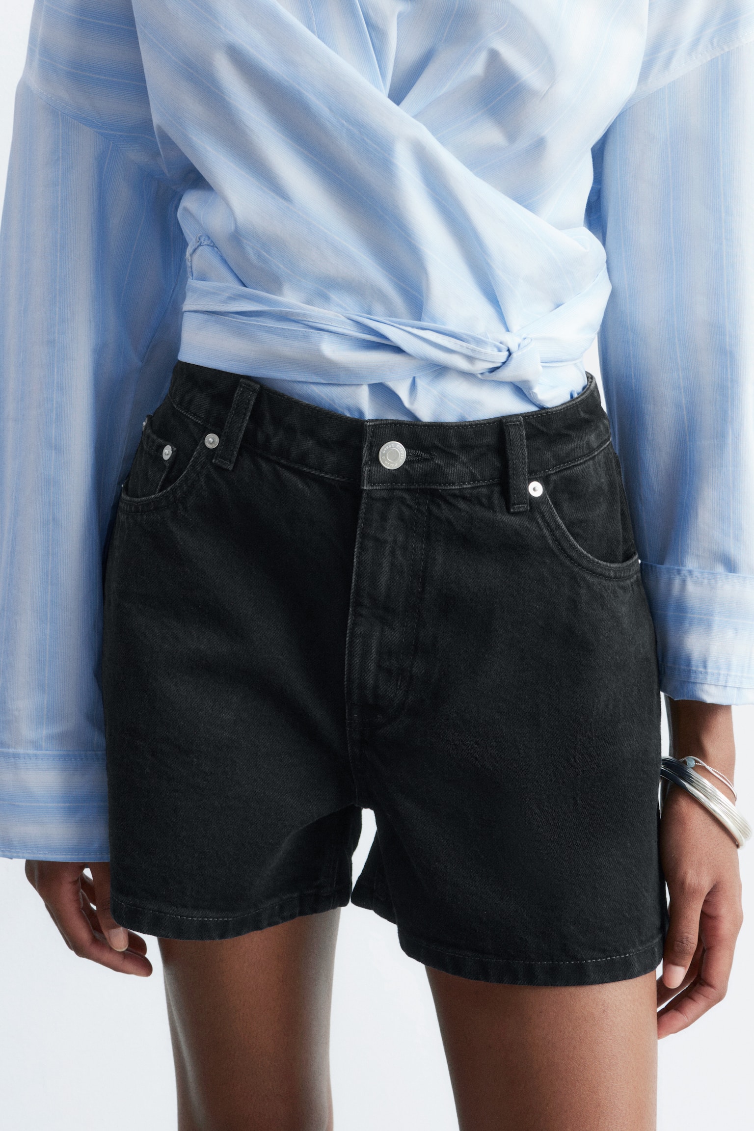 Avslappnade denimshorts - Svart/Mellanblå - 4