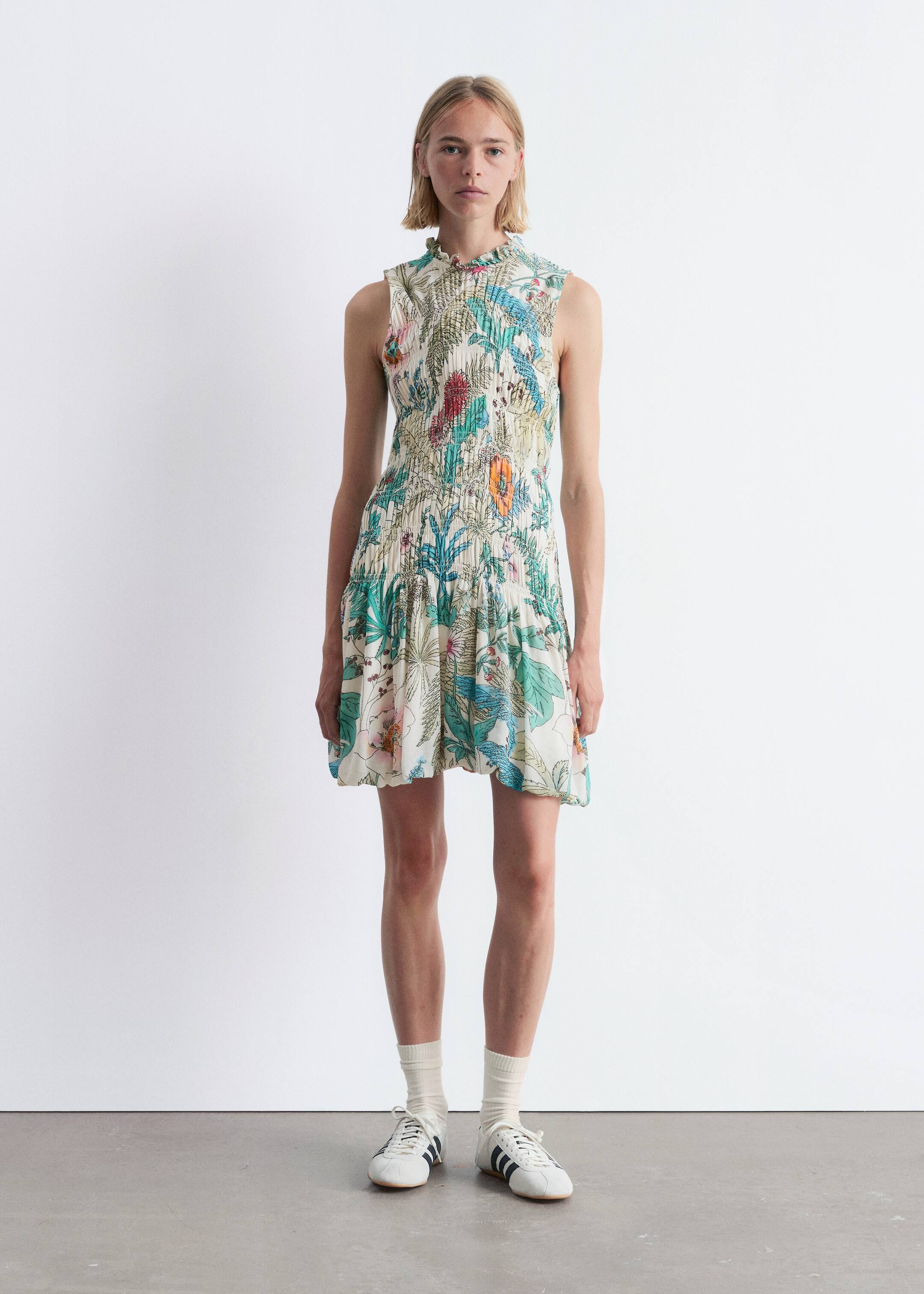 Se større billede: Smocksyet minikjole - Blomstermønster - DAME | H&M DK 1