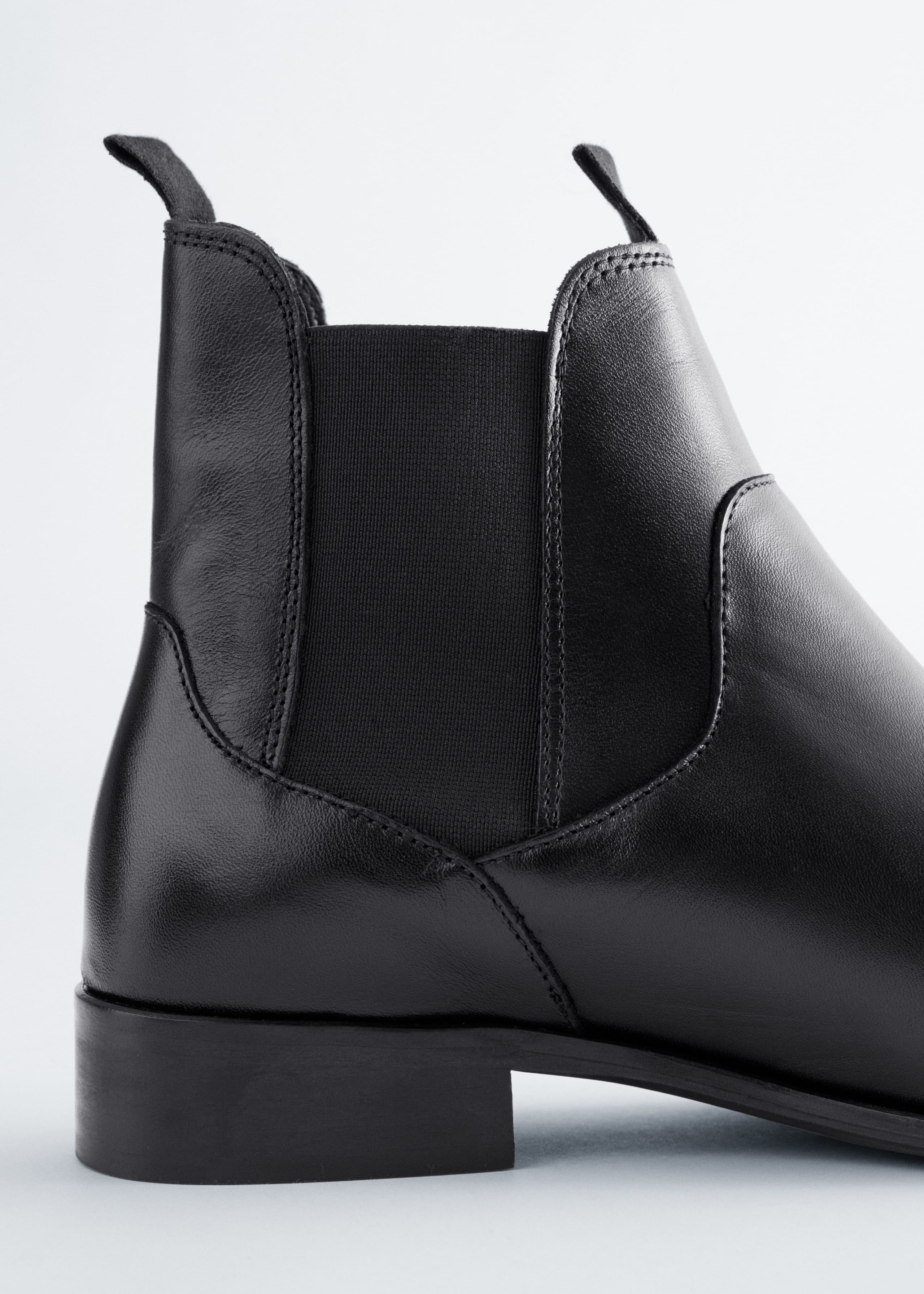 Chelsea-Boots aus Leder mit spitzer Zehenpartie - Schwarz - Stillleben