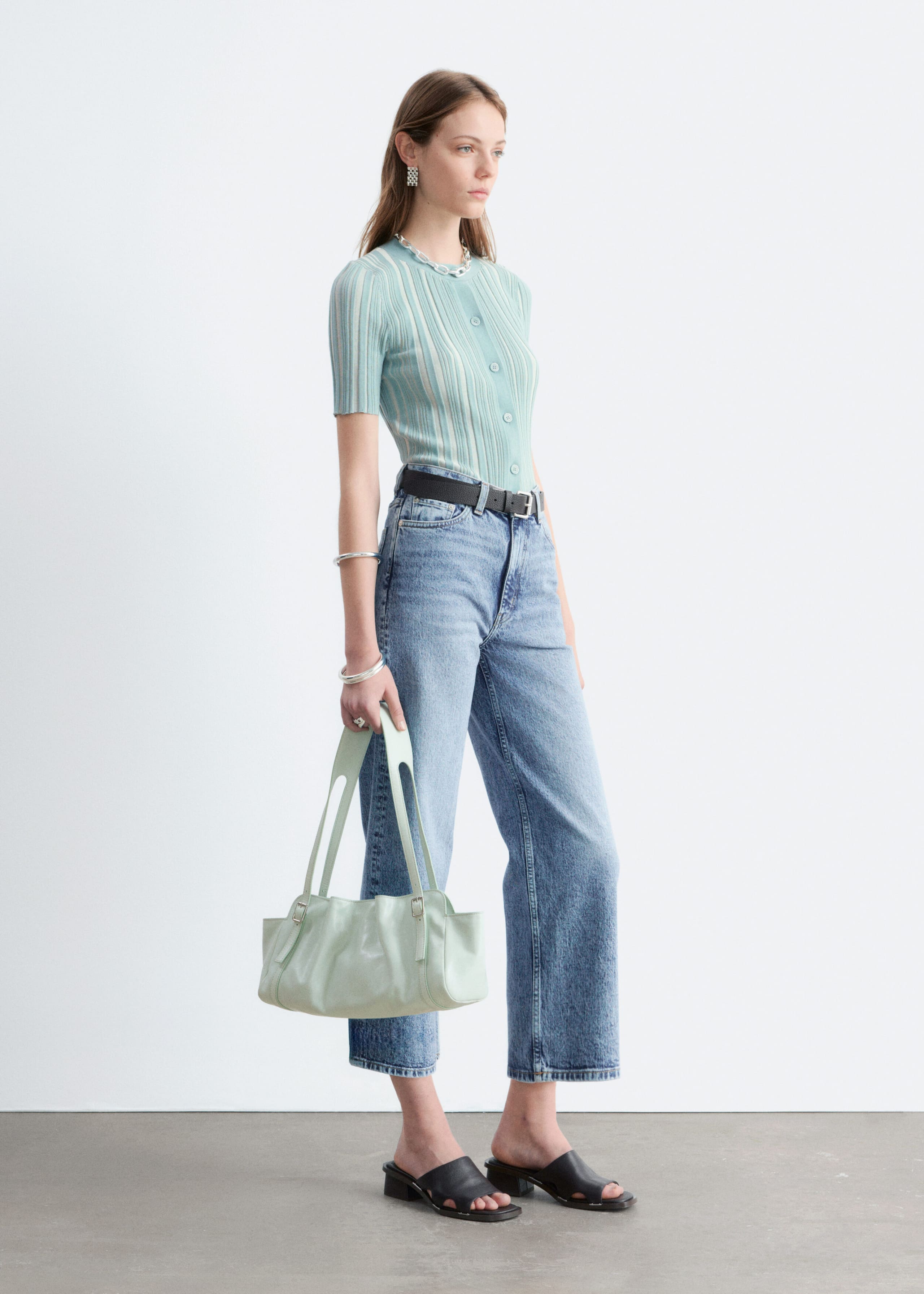 Image of Jeansy z szerokimi skróconymi nogawkami