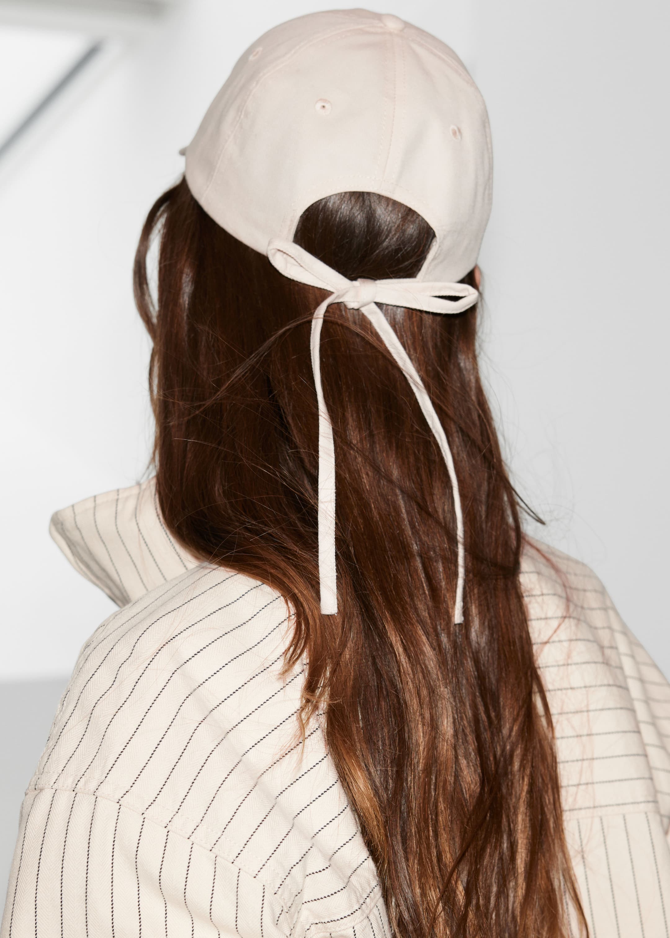 Visa större bild: Basebollkeps med rosett - Crèmevit - DAM | H&M SE 1