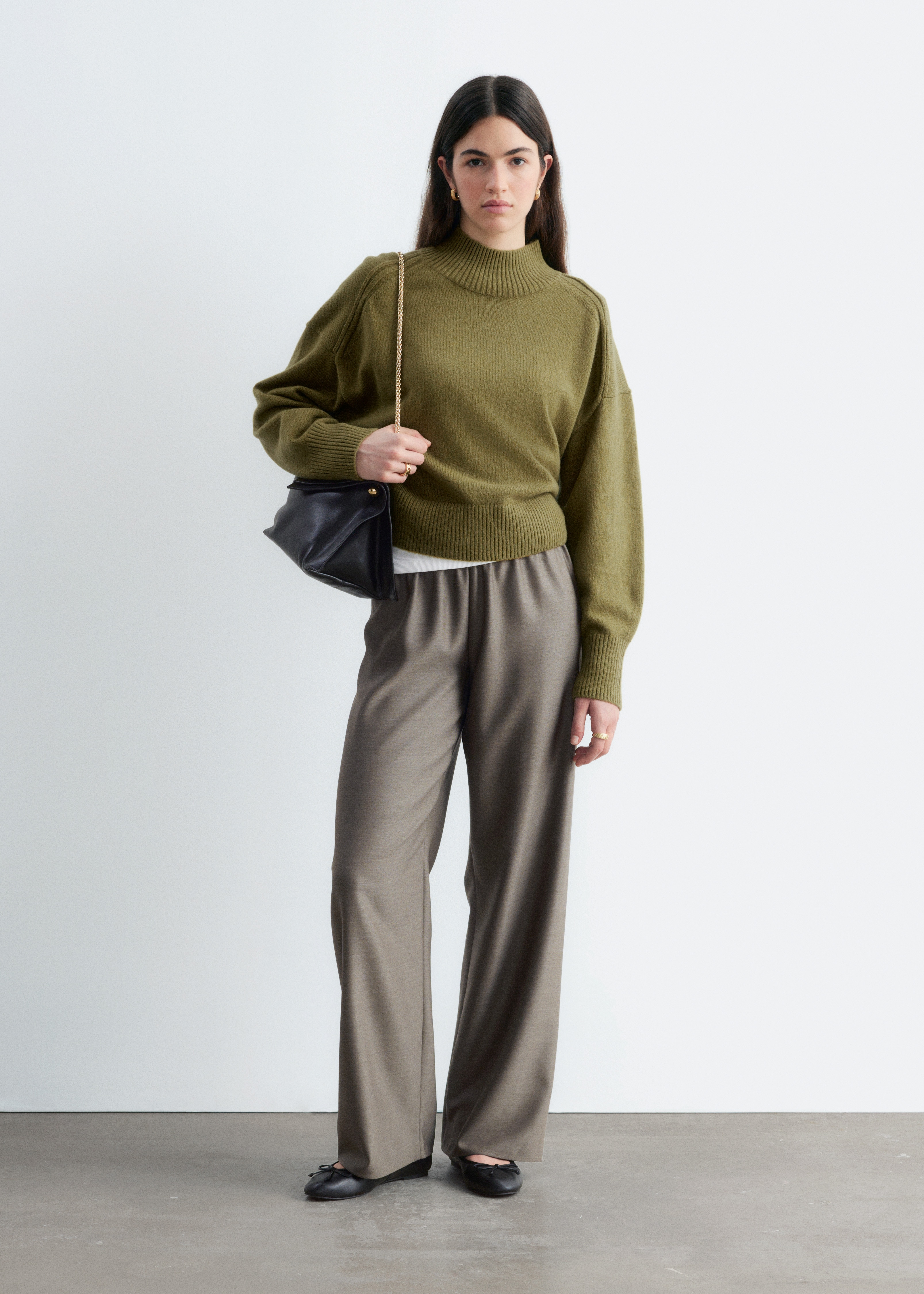 Tyto taupe hnÄdÃ© kalhoty s natahovÃ¡nÃ­m jsou zobrazeny zepÅedu a majÃ­ uvolnÄnou Å¡irokou siluetu a elastickÃ½ pas. LehkÃ¡ lÃ¡tka volnÄ splÃ½vÃ¡ a vytvÃ¡ÅÃ­ ÄistÃ½, bezÅ¡vovÃ½ vzhled aÅ¾ ke spodnÃ­m lemÅ¯m.