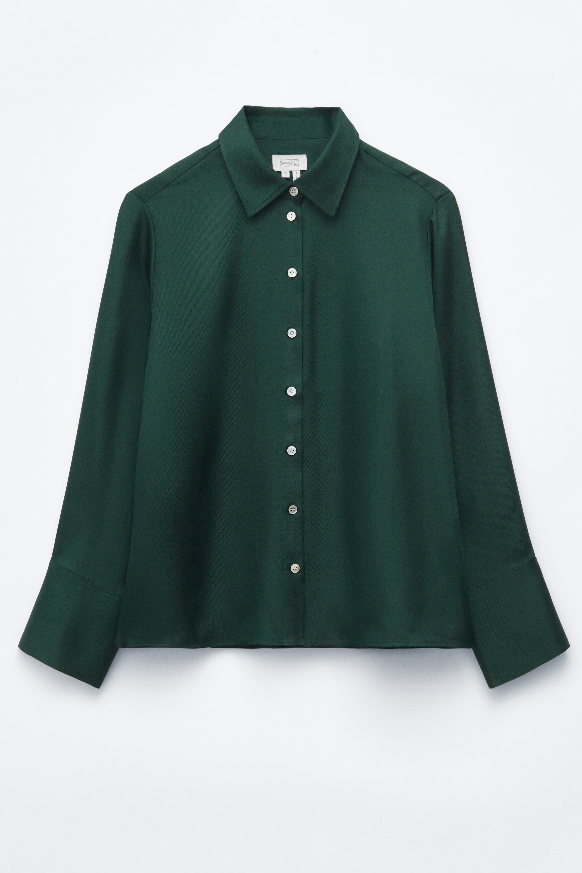 Grotere afbeelding bekijken: Een donkergroene zijden blouse is van voren afgebeeld en heeft een ontspannen silhouet met een glanzende afwerking. De blouse toont een klassieke kraag, een knoopsluiting aan de voorkant met lichtgekleurde knopen, en lange mouwen met brede, gestructureerde manchetten.