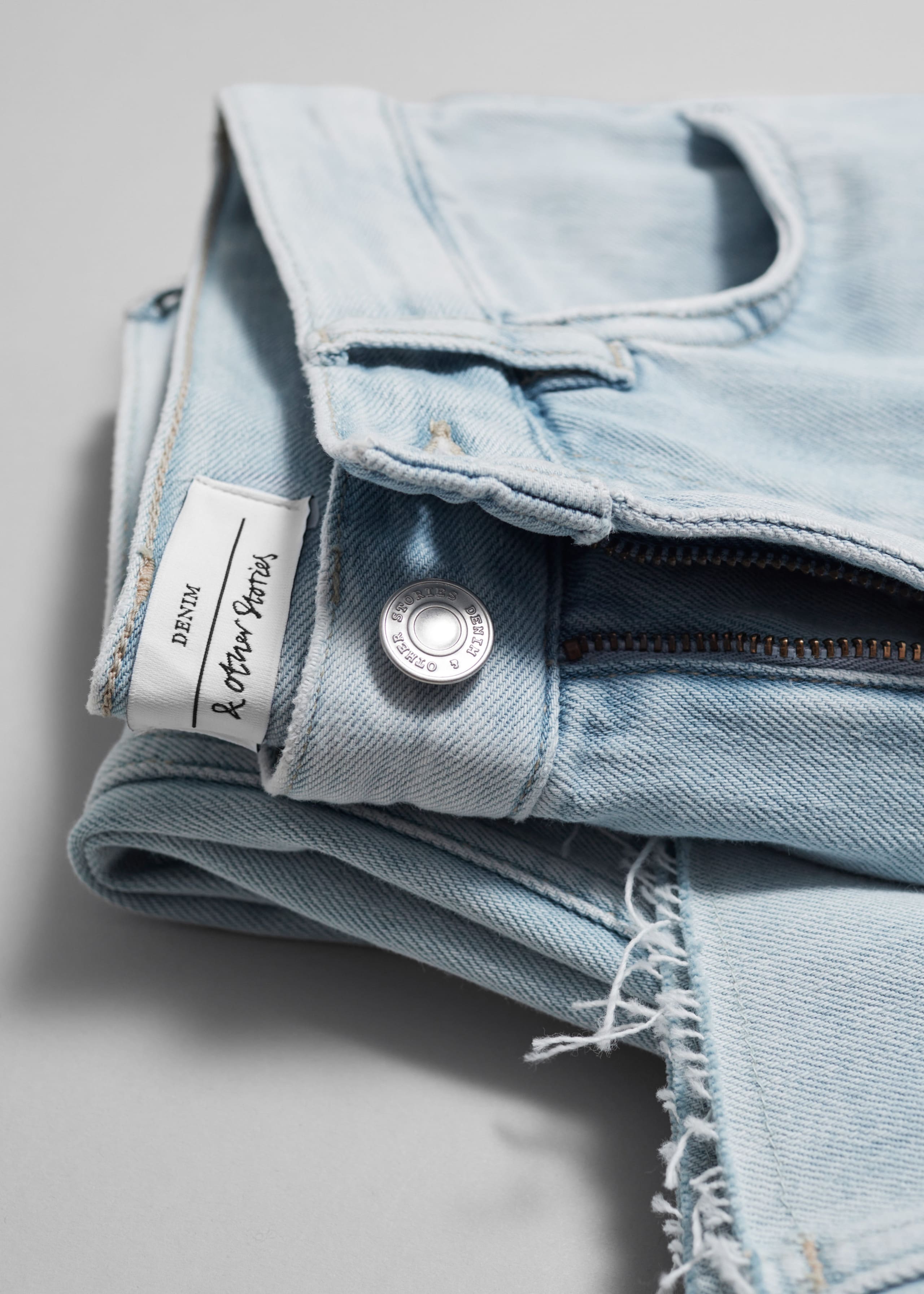 High-Waist Straight-Leg Jeans - {{variantName}} - Descriptive Detail