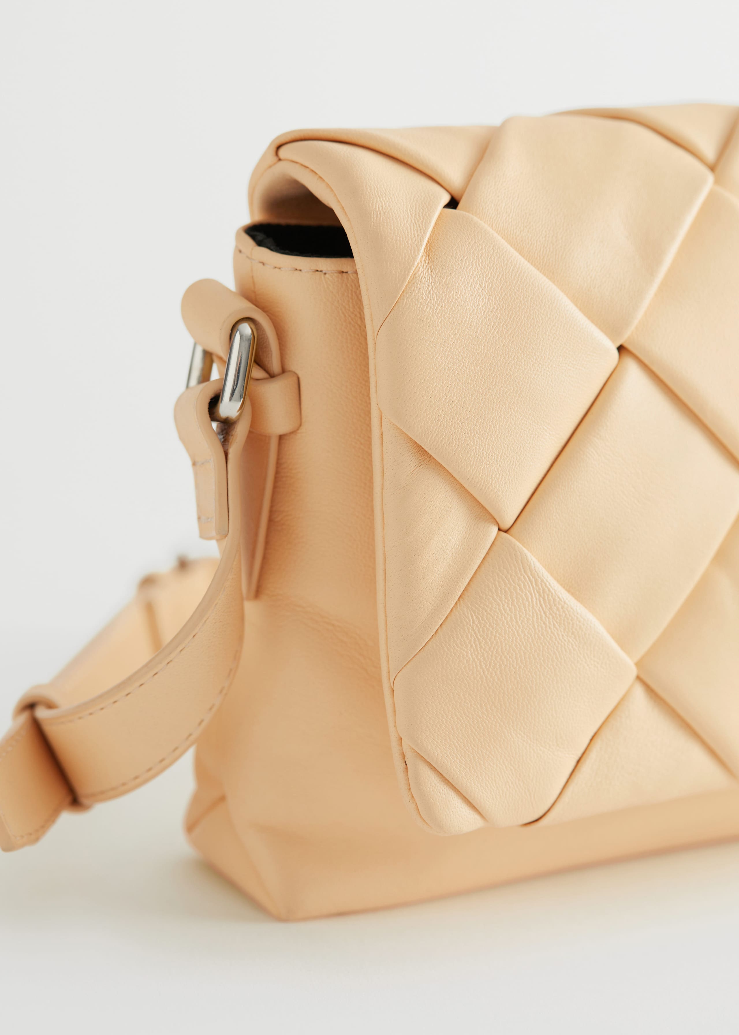BraidedLeatherCrossbodyBag - {{variantName}} - Descrizione dettagliata