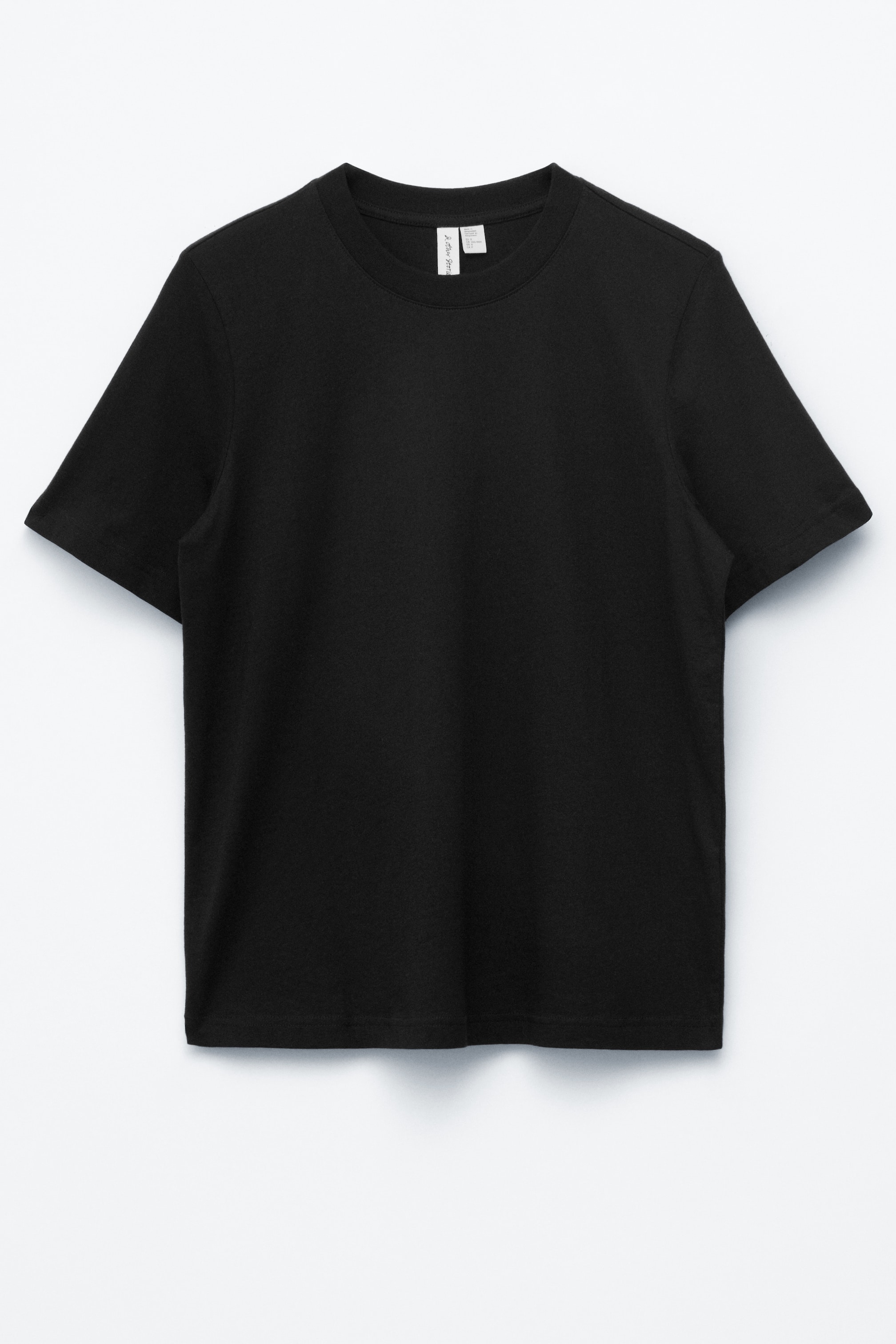 Ingrandisci l'immagine: Una t-shirt nera a maniche corte con scollo a girocollo è distesa piatta, rivolta verso l'alto, mostrando la sua silhouette rilassata e il collo a coste.