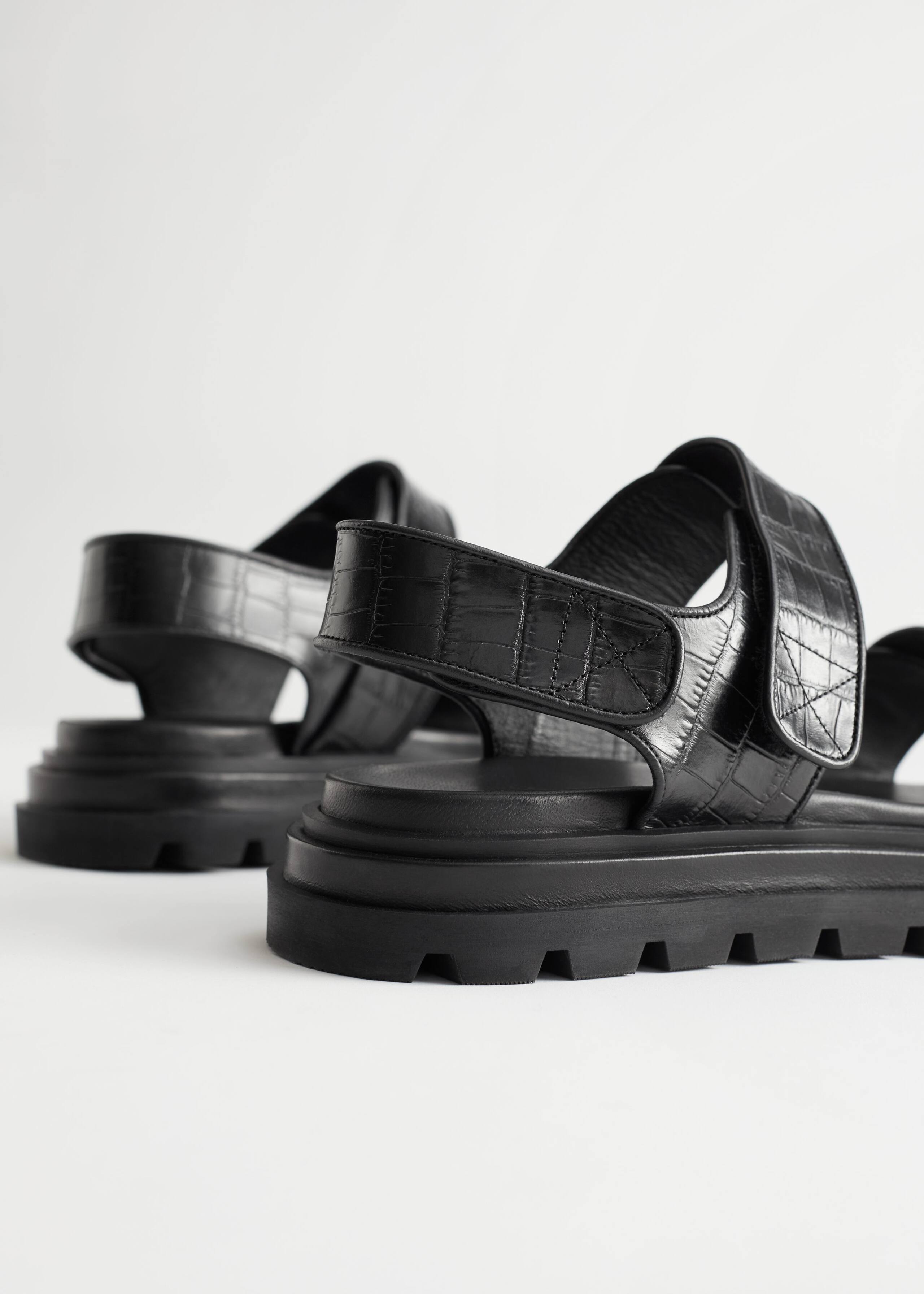 Croc Embossed Leather Sandals - {{variantName}} - Detalle descriptivo