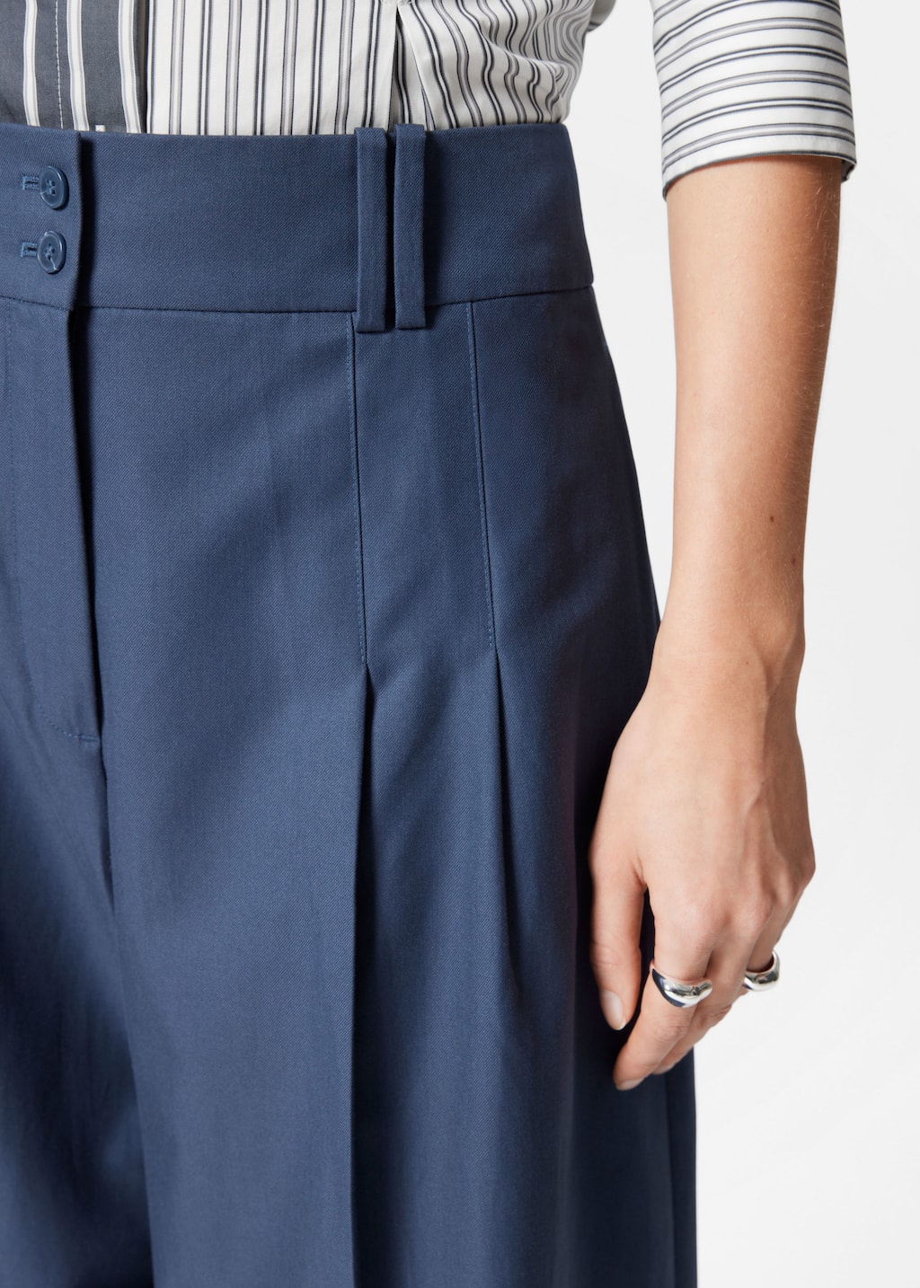 Pleated Trousers - Dark blue - Lookbook