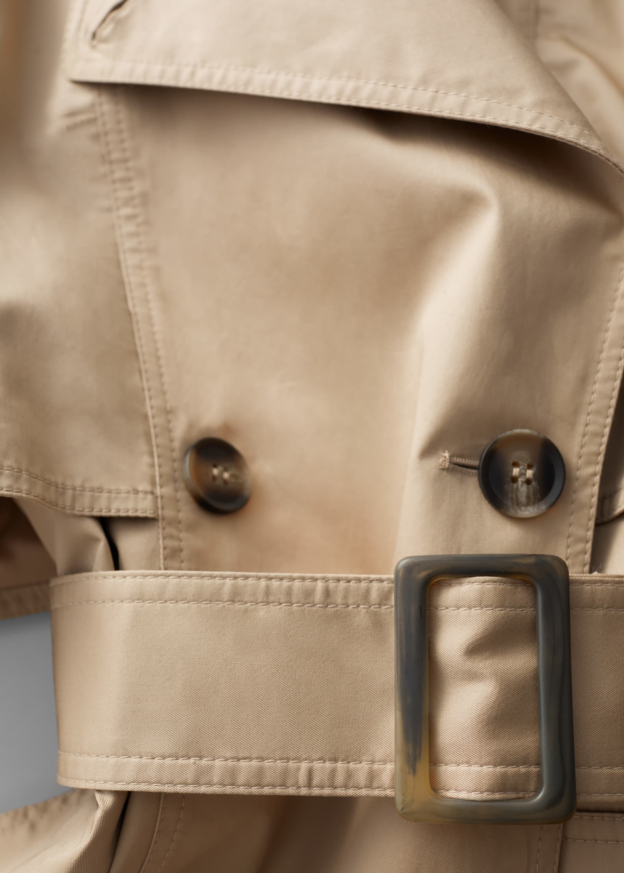 Visa större bild: Trenchcoat med skärp - Beige - DAM | H&M SE 4