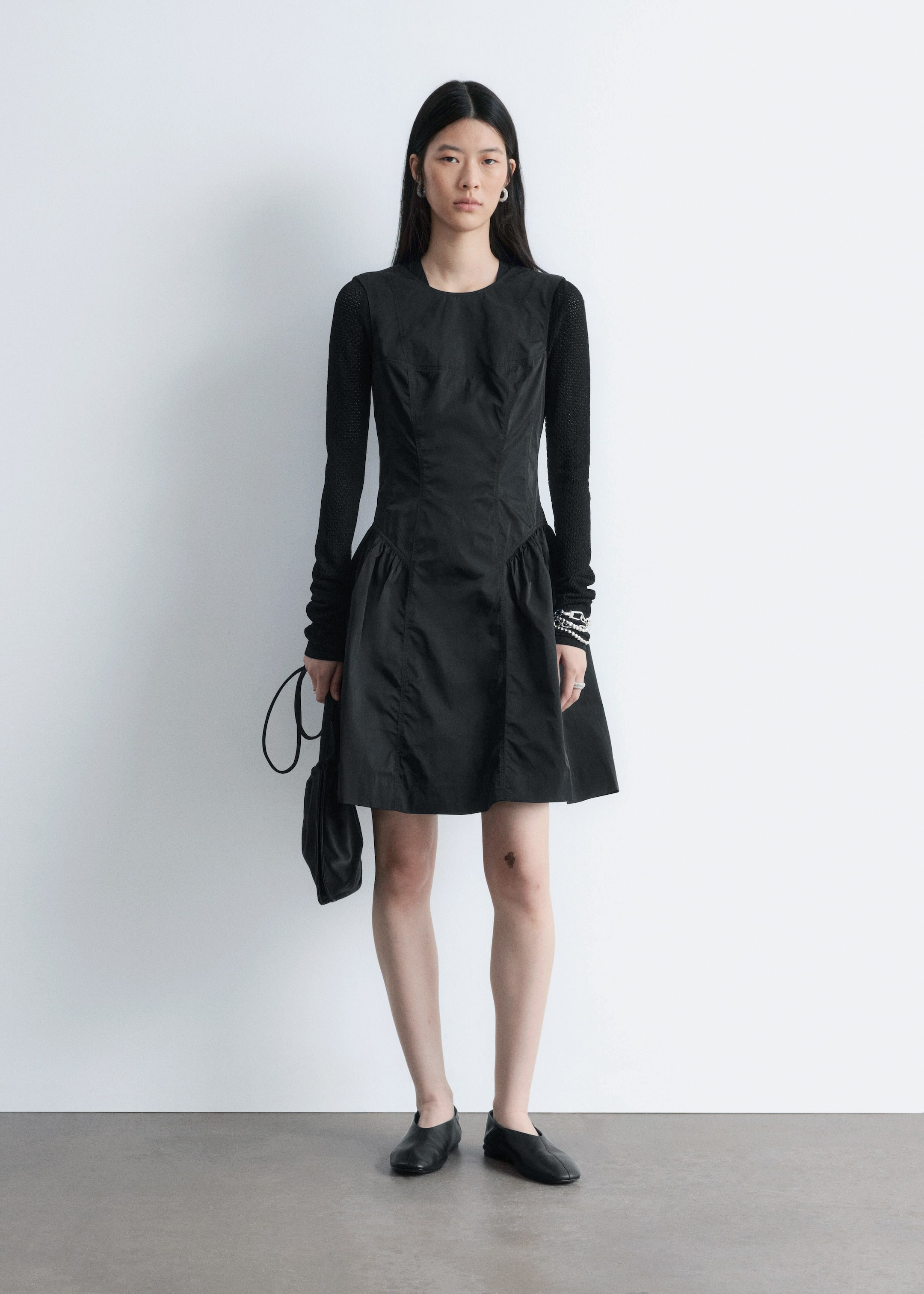 Grösseres Bild ansehen: Minikleid mit Schößchen - Schwarz - DAMEN | H&M CH 1