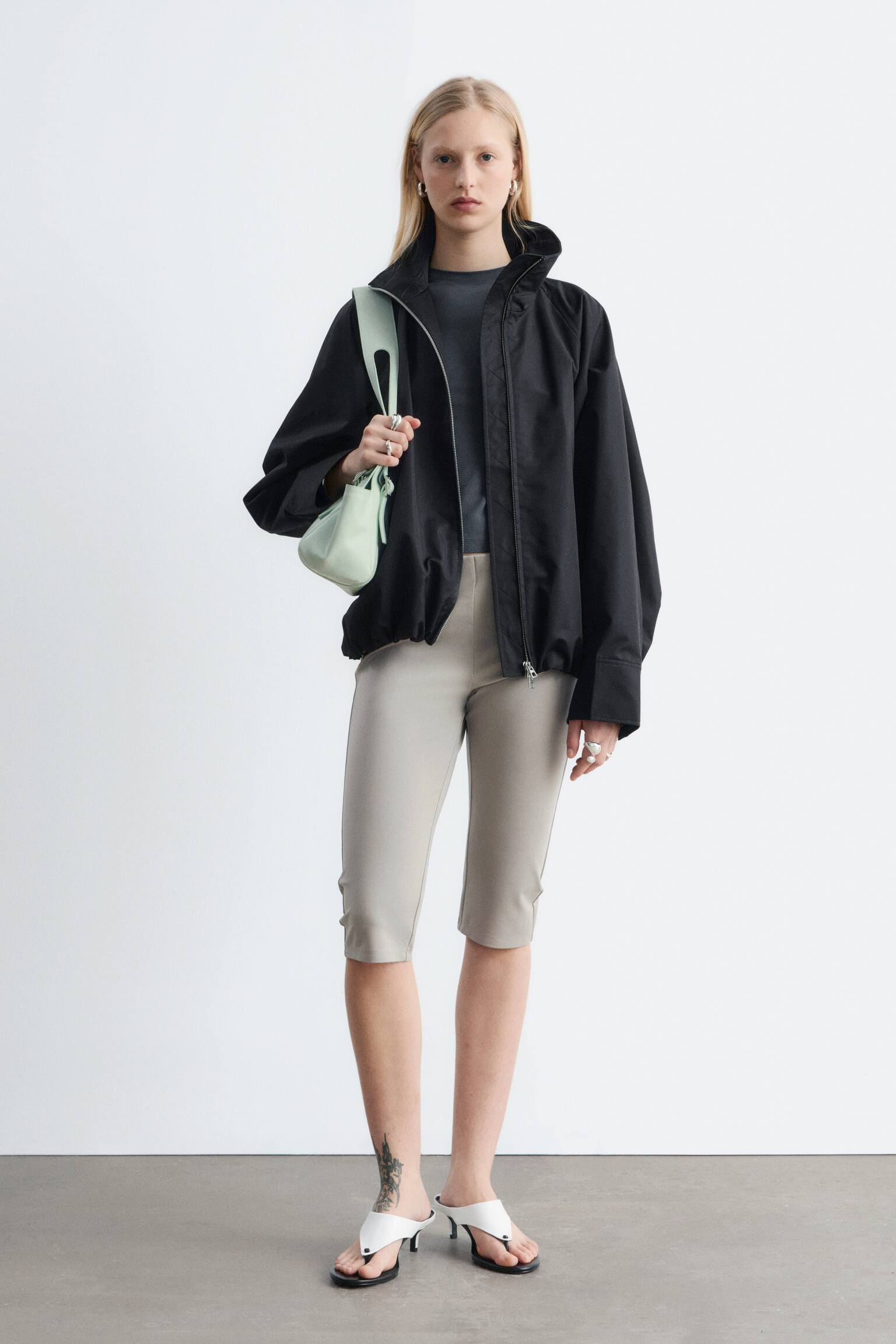 Zapinana na zamek kurtka z diagonalu - Czarny/Biały - 1