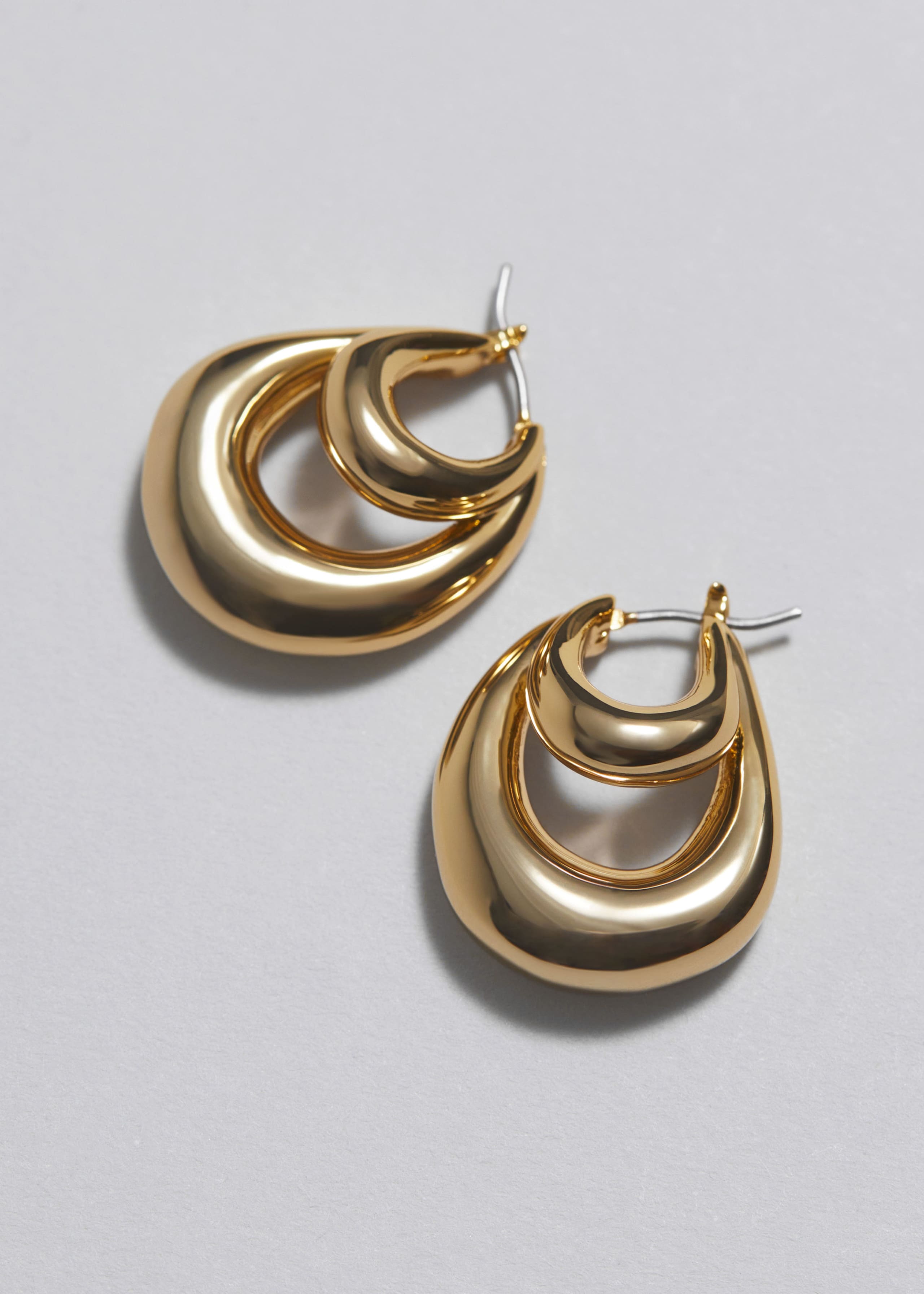 Skulpturale doppelreihige Creolen - Silber - Stillleben