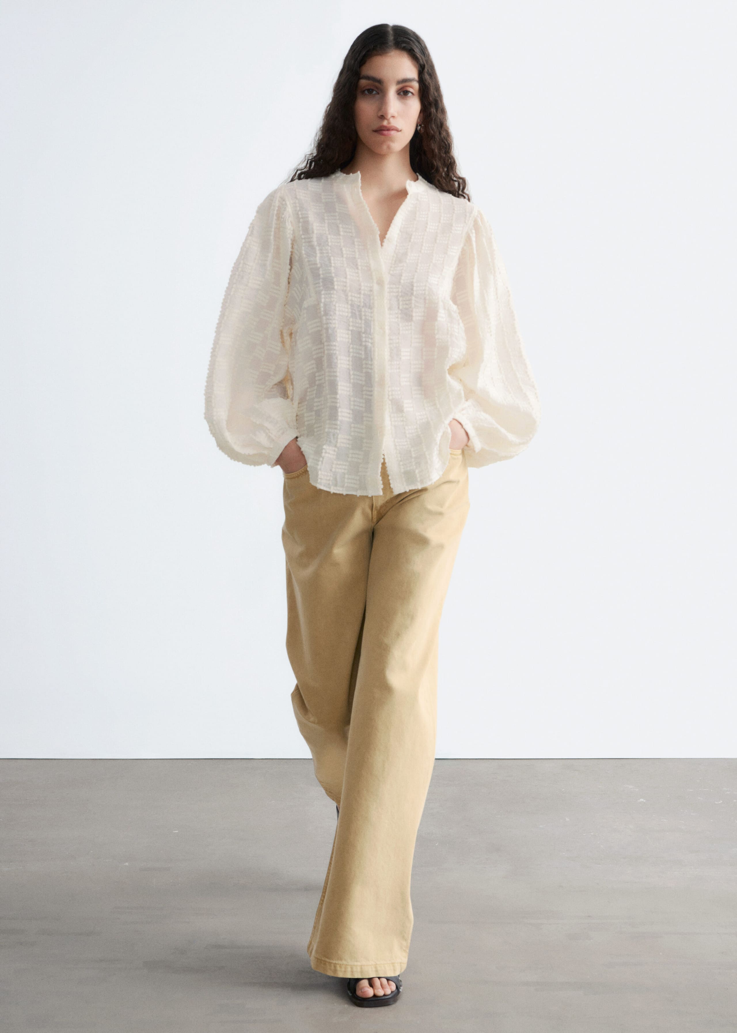 Image of Blusa texturizada con mangas voluminosas