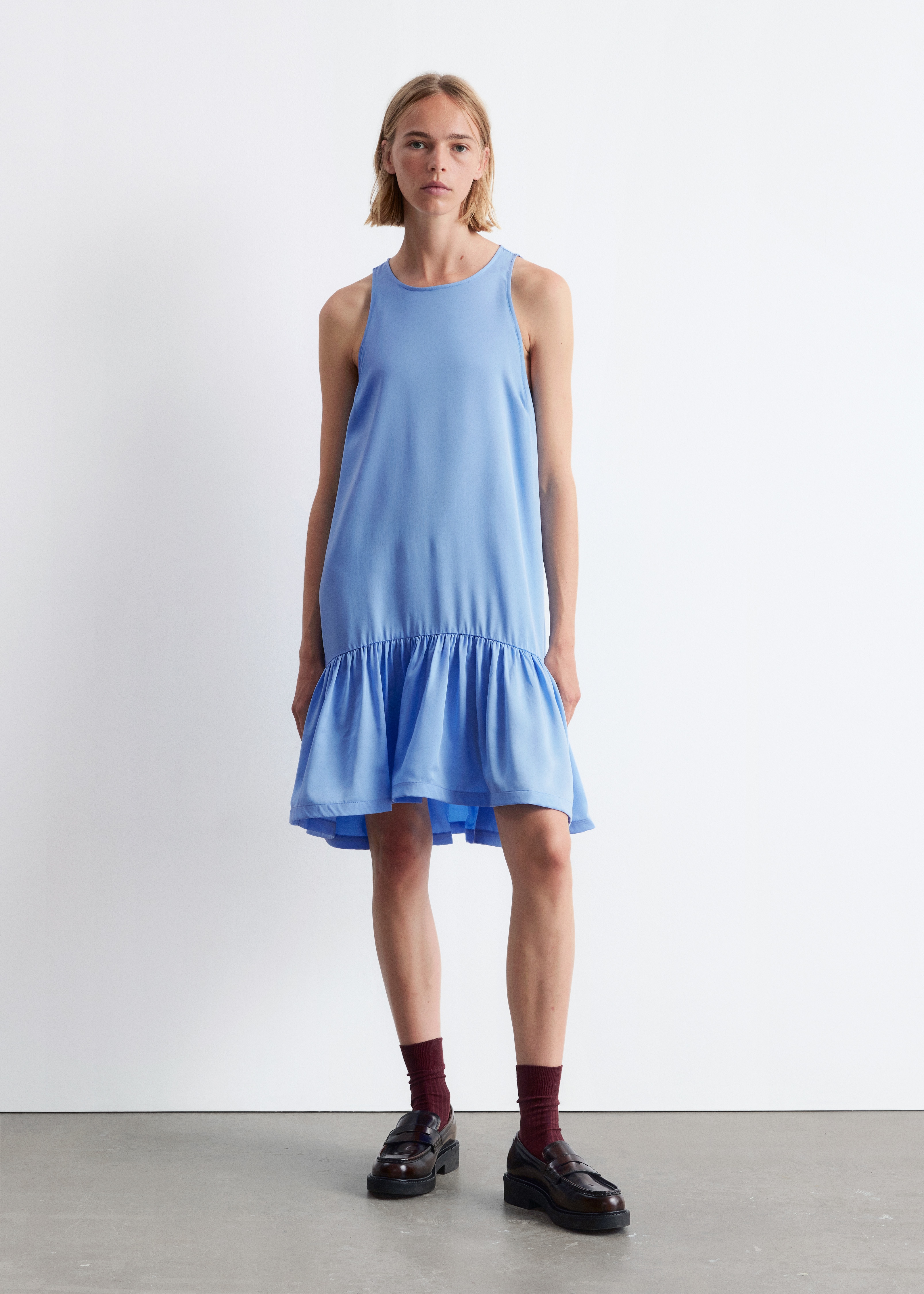 Minišaty s volánky - Světle modrá/Černá/Růžový vzor