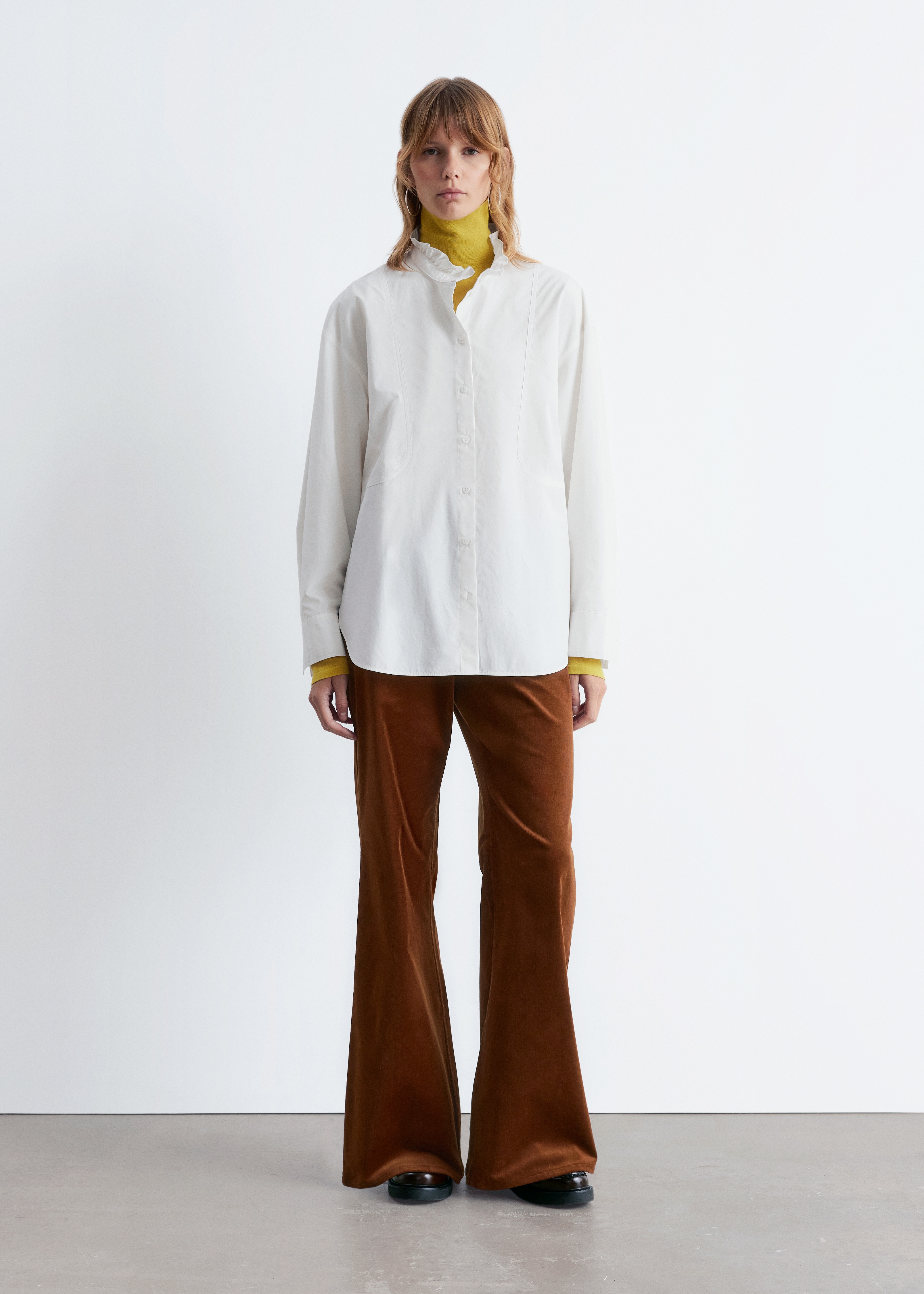 Dlouhá košile s vysokým límcem z bavlny - Bílá/Světle modrá