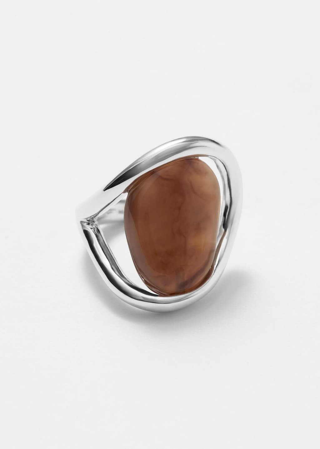 Bague en fil métallique ornée d’une pierre