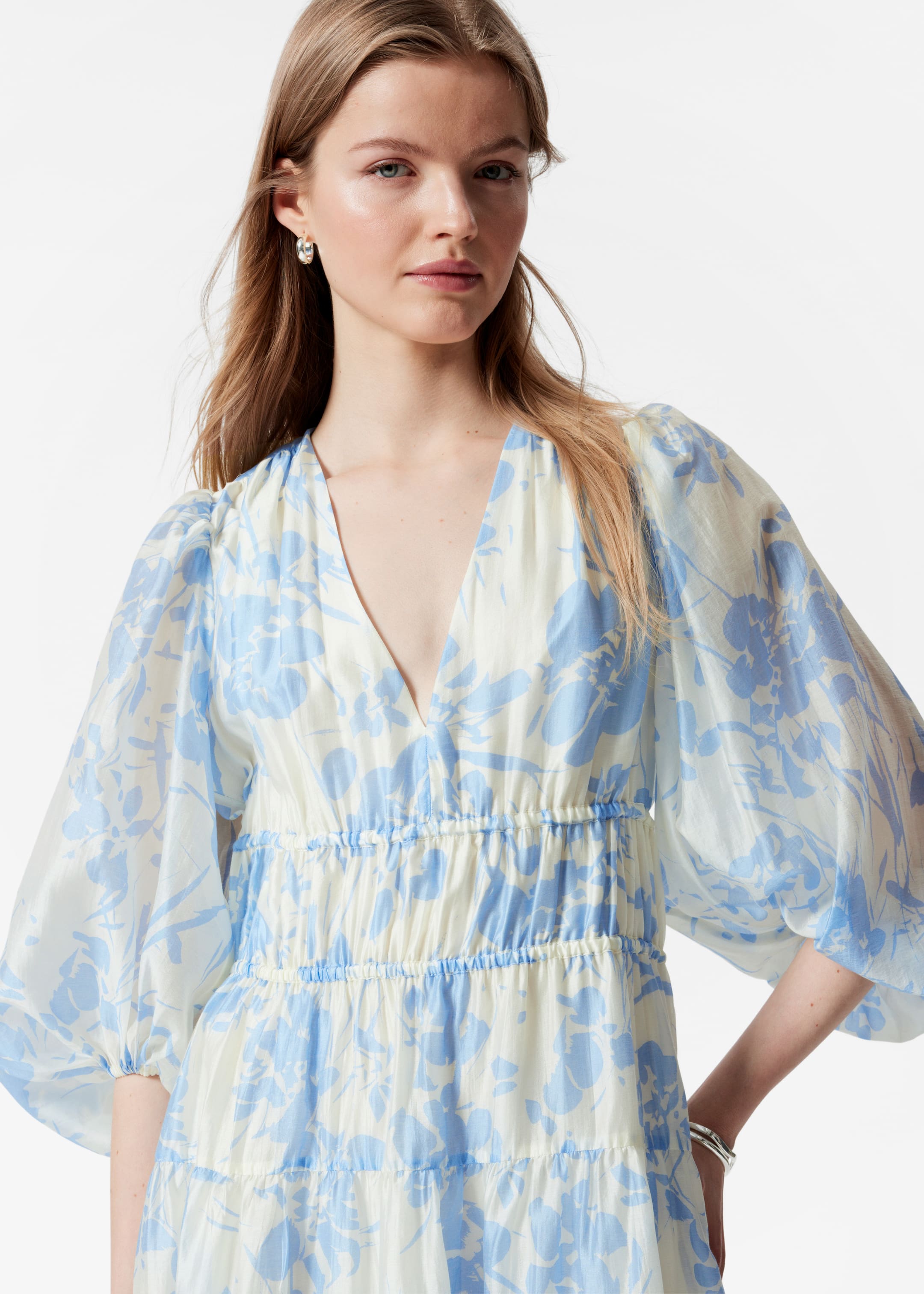 Zobacz większy obraz: Warstwowa sukienka midi - Biały/Niebieskie kwiaty - ONA | H&M PL 2
