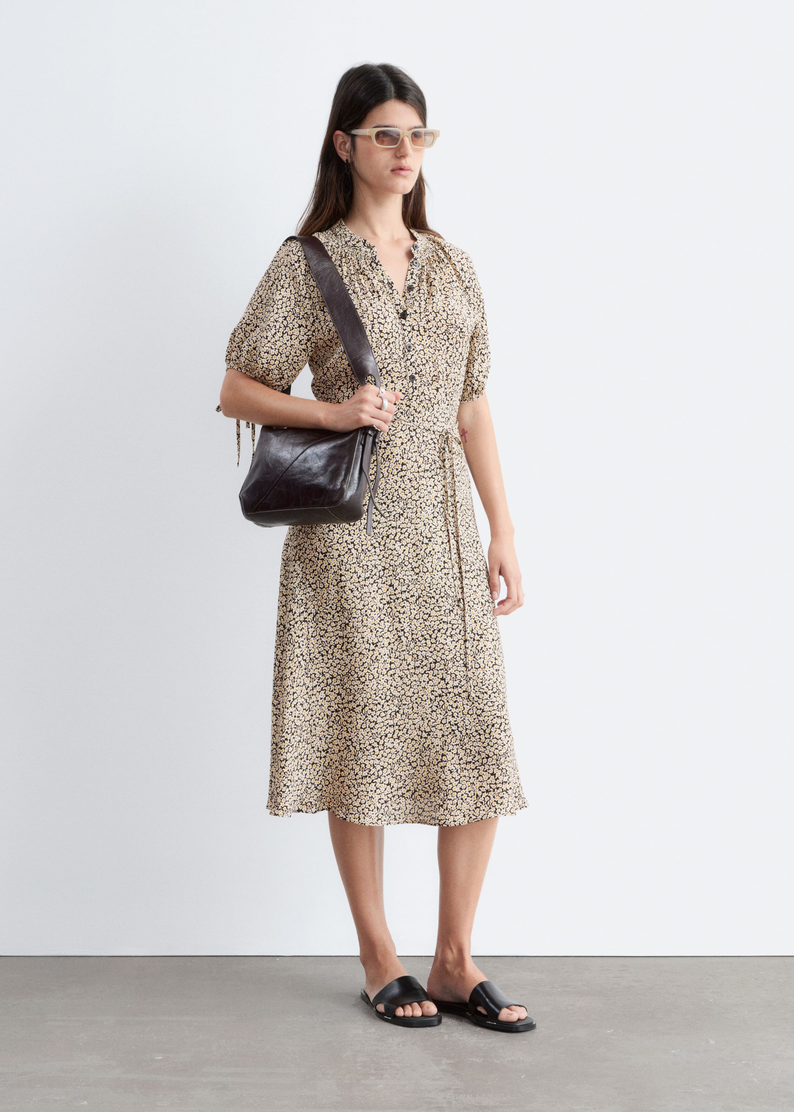 Sukienka midi z wiązaniem w talii – Niebieski/Kwiaty – Lookbook