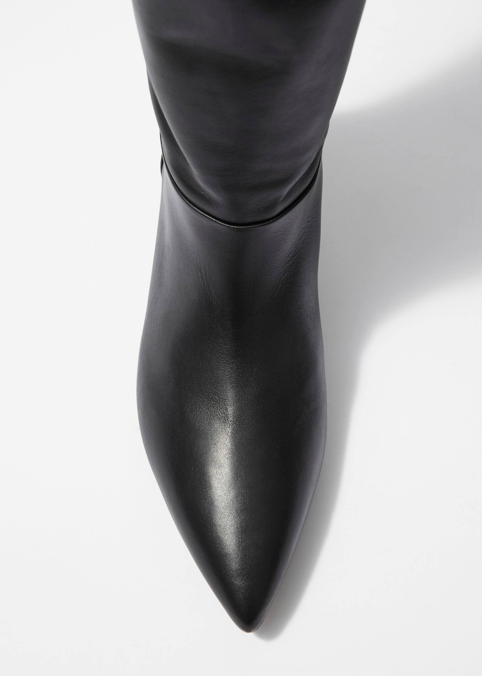 Kniehohe Stiefel mit spitzer Zehenpartie - Schwarzes Nappaleder - 4