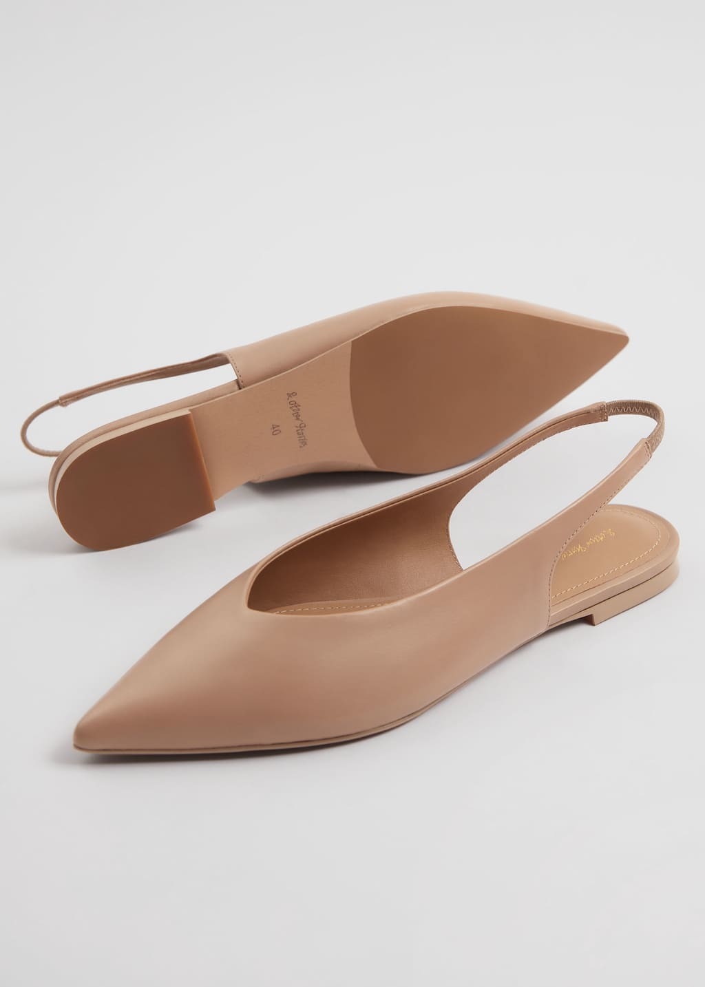 Spitze Slingback-Sandalen ohne Absatz aus Leder - {{variantName}} - Beschreibendes Detail