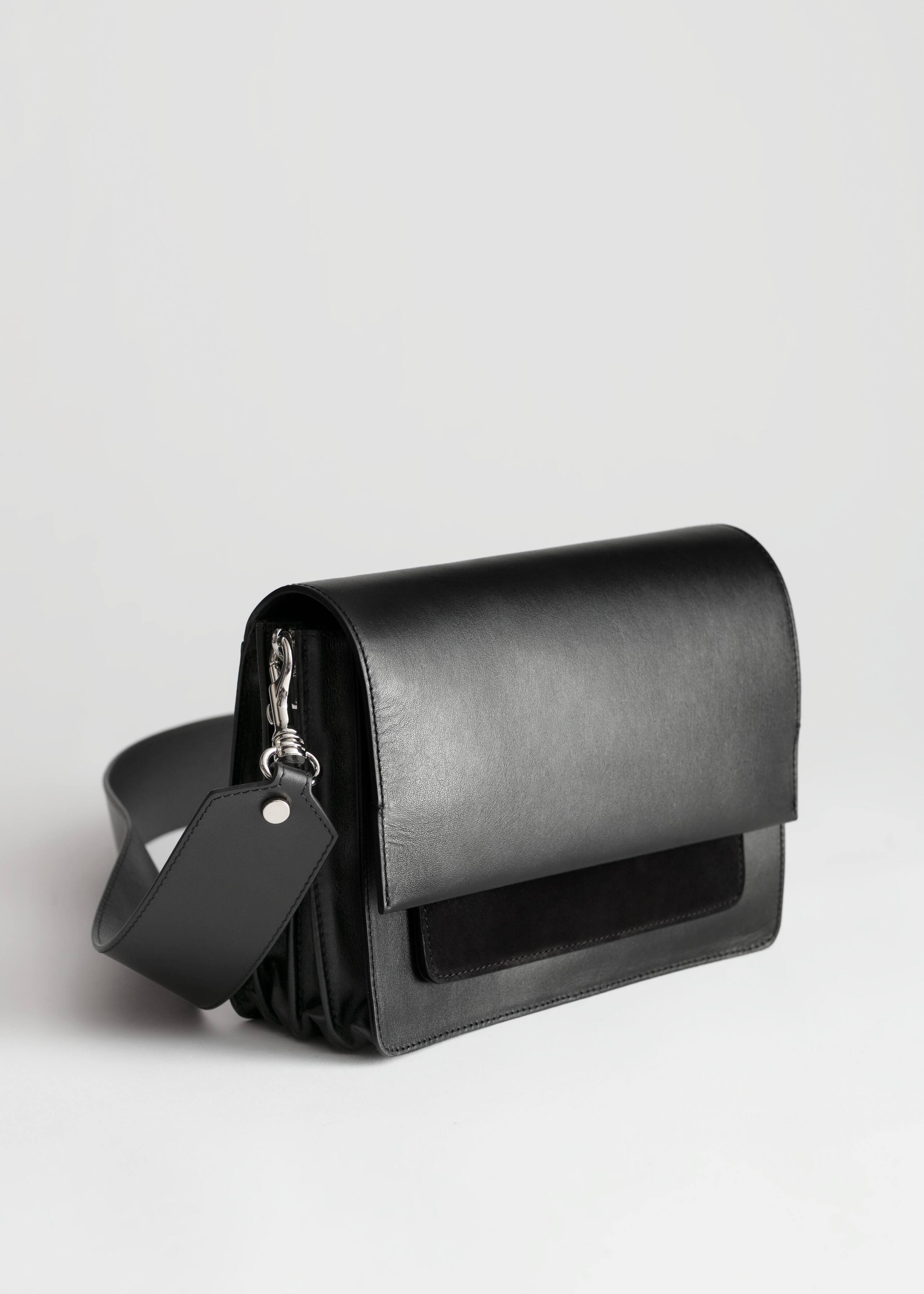 Short Leather Crossbody Bag - Black/Beige - Natura morta