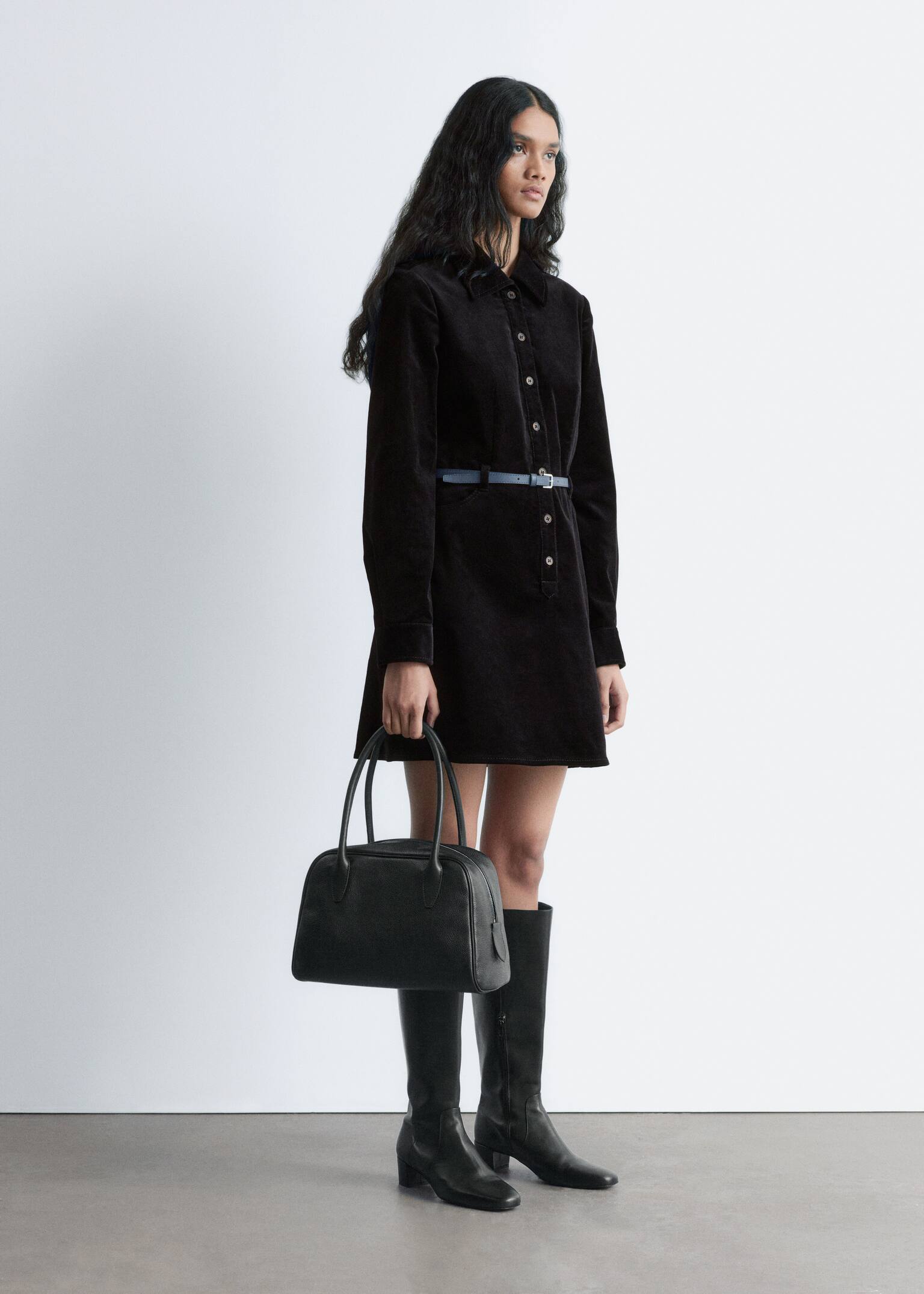 Mini-jurk van fluweel met riem - Zwart - 7