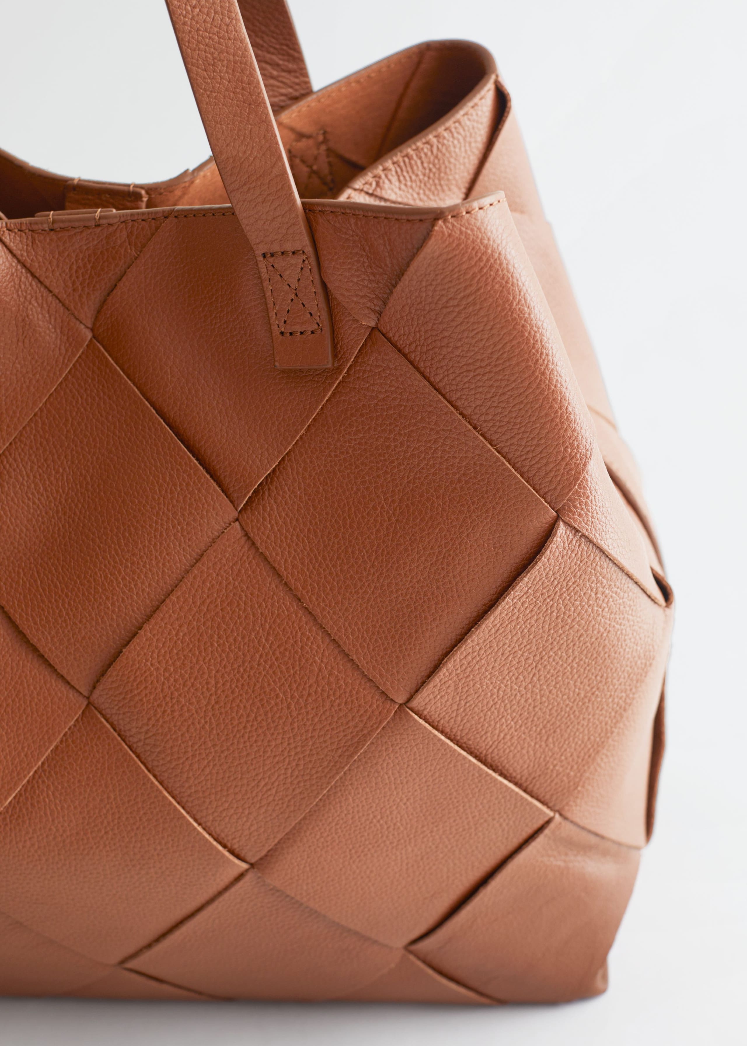 Braided Leather Tote Bag - {{variantName}} - Descrizione dettagliata