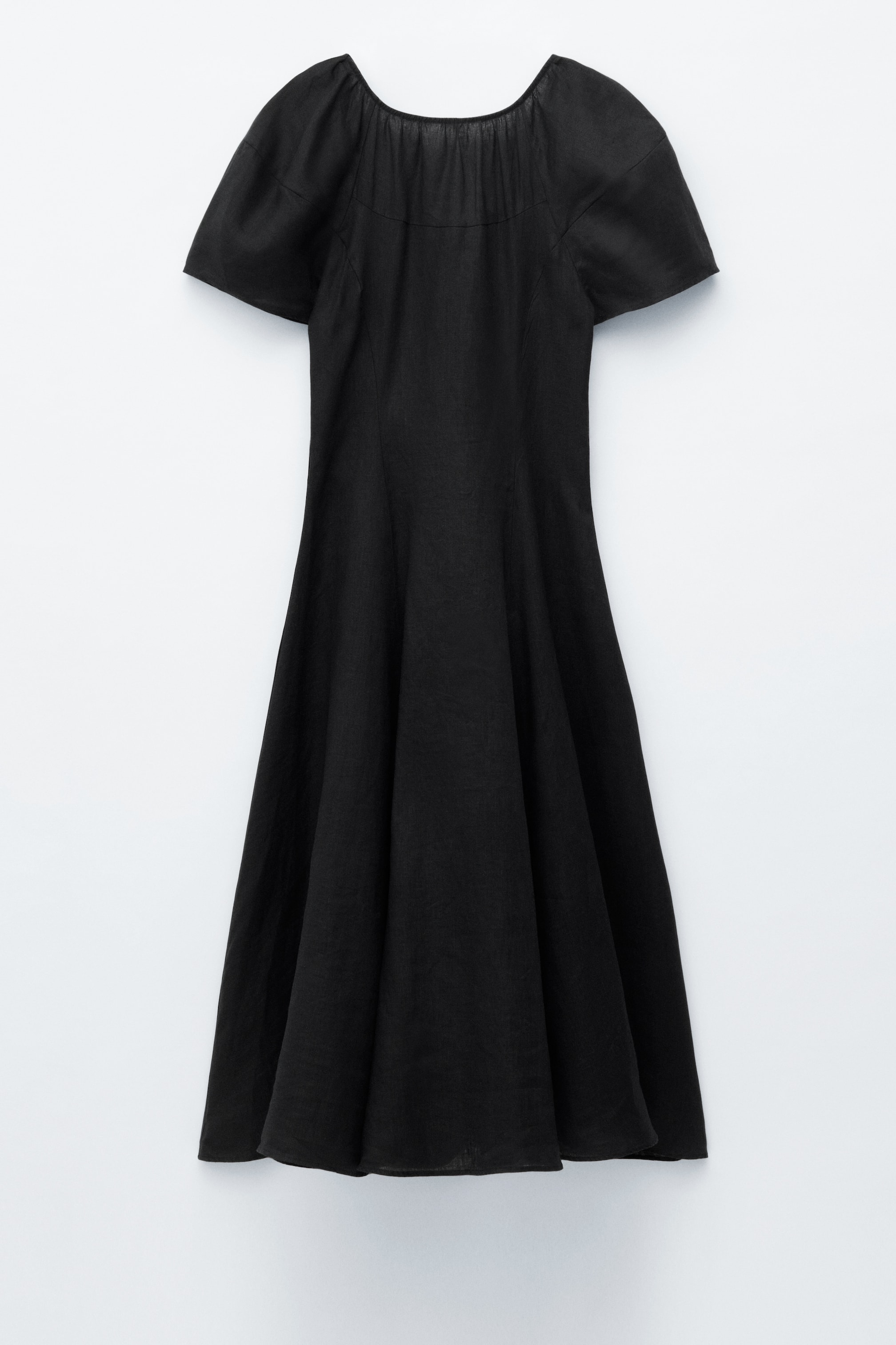 Agrandir l'image: Une robe noire est présentée de face, avec un décolleté froncé en forme de cuillère et des manches courtes bouffantes. Le corsage ajusté se transforme en une jupe évasée fluide, atteignant sous le genou.