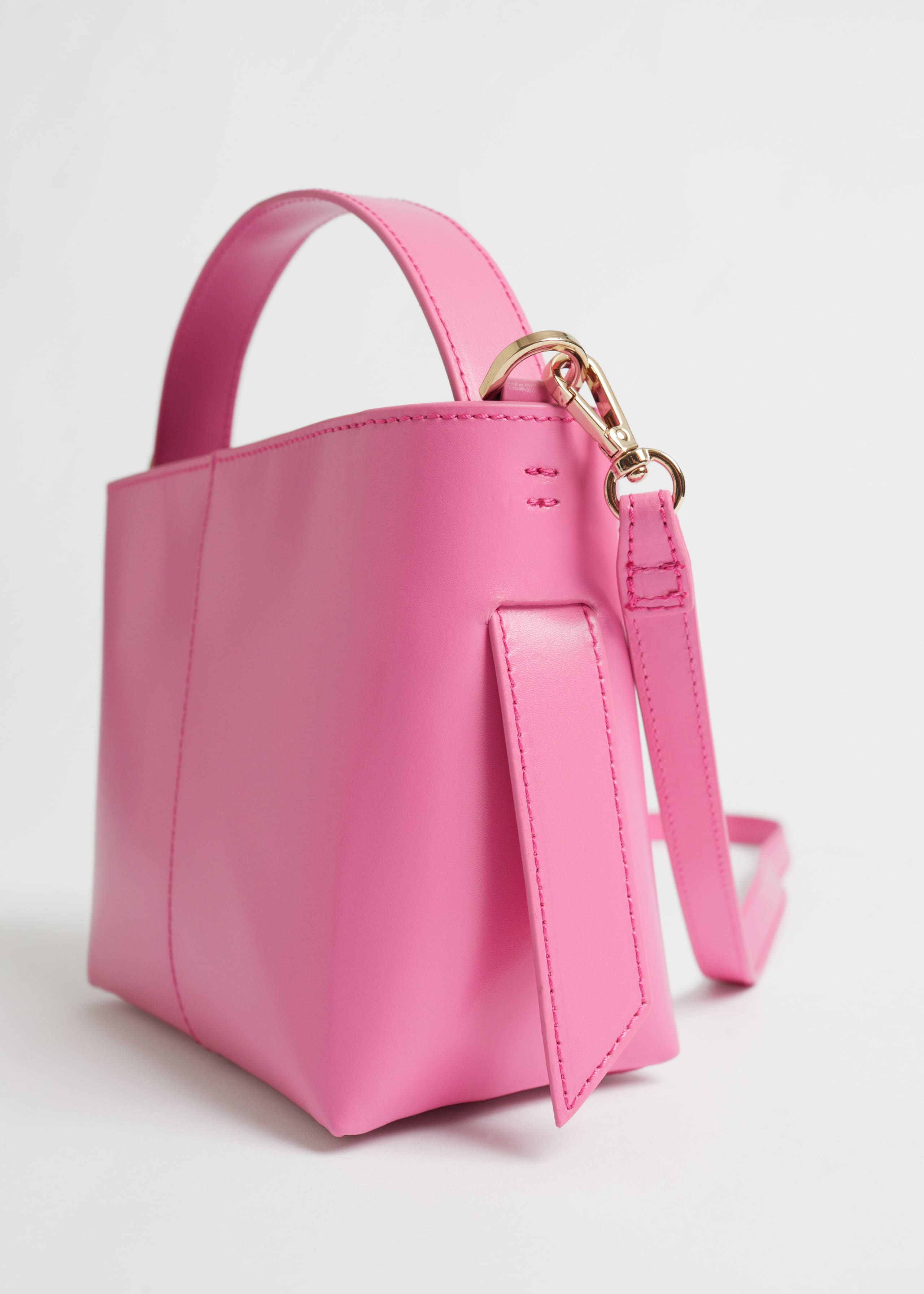 Kleine Beuteltasche aus Leder - {{variantName}} - Beschreibendes Detail
