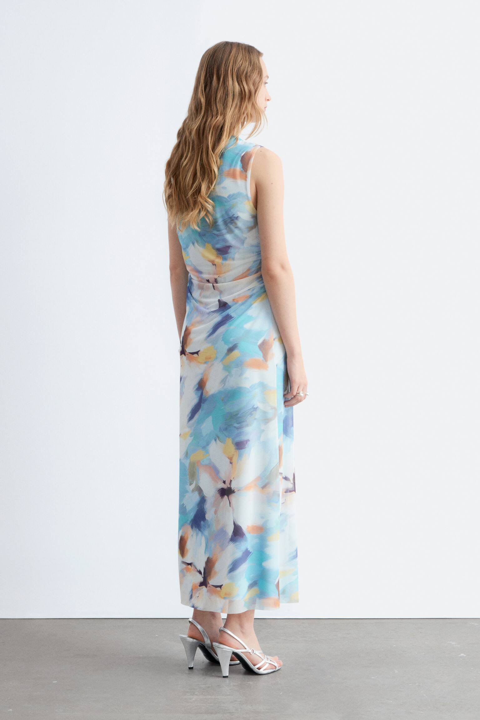 Drapiertes Midikleid ohne Ärmel - Blau/Blumendruck - 9