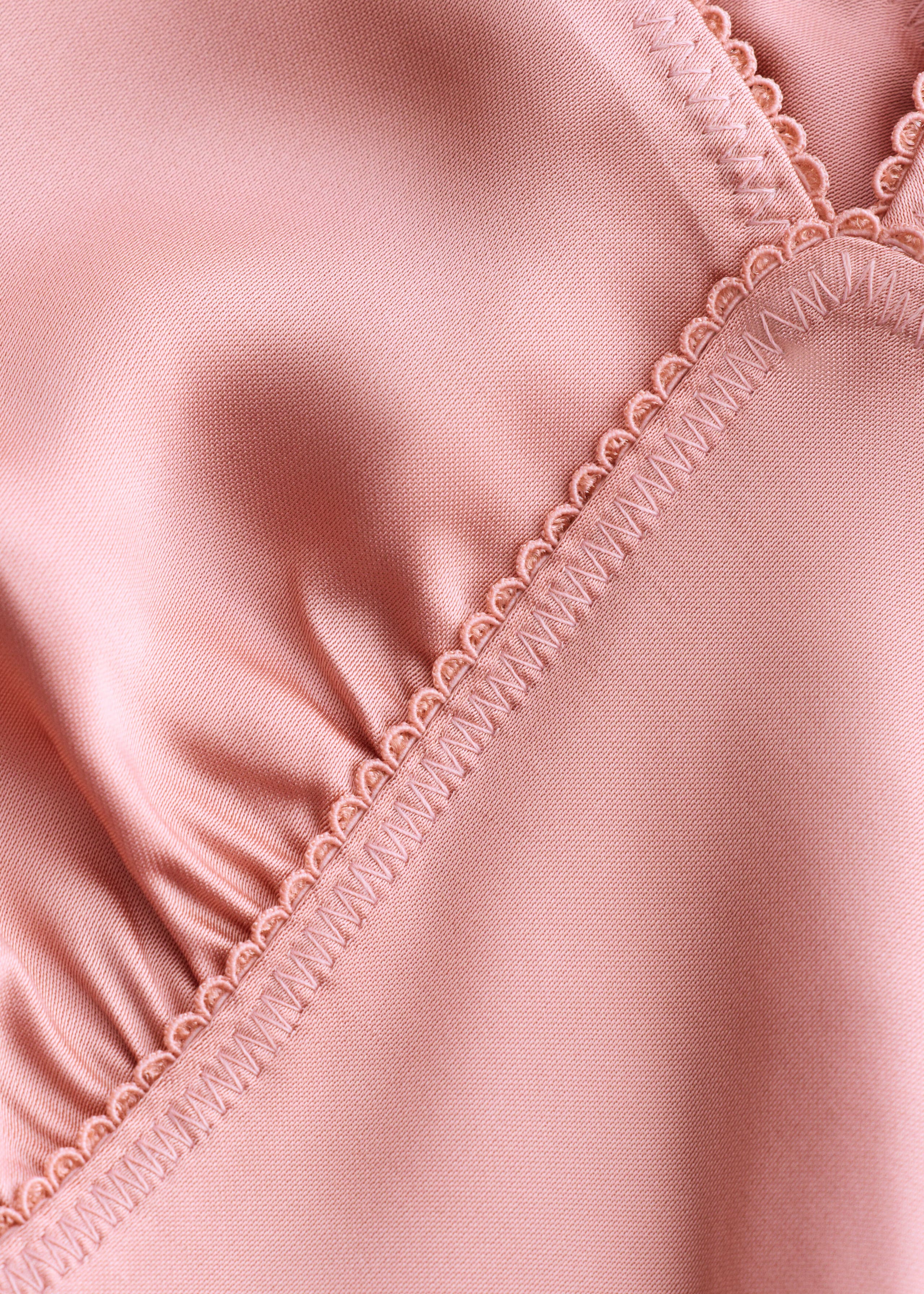 Sukienka midi w kwiatki z dekoltem w szpic – {{variantName}} – Szczegół