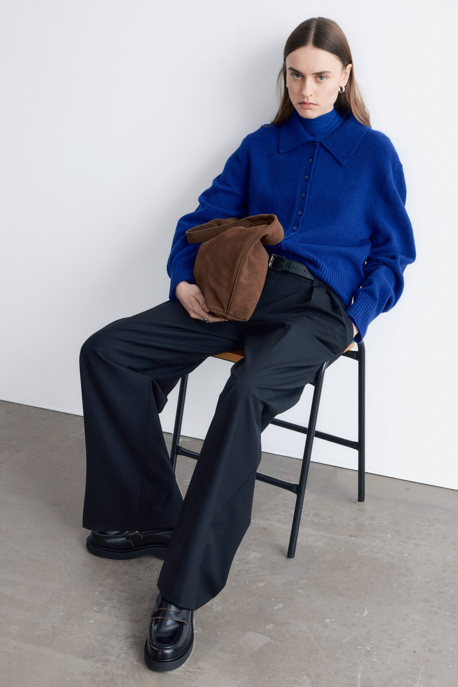 Strickjacke mit Kragen - Leuchtendes Blau/Weiß - 10