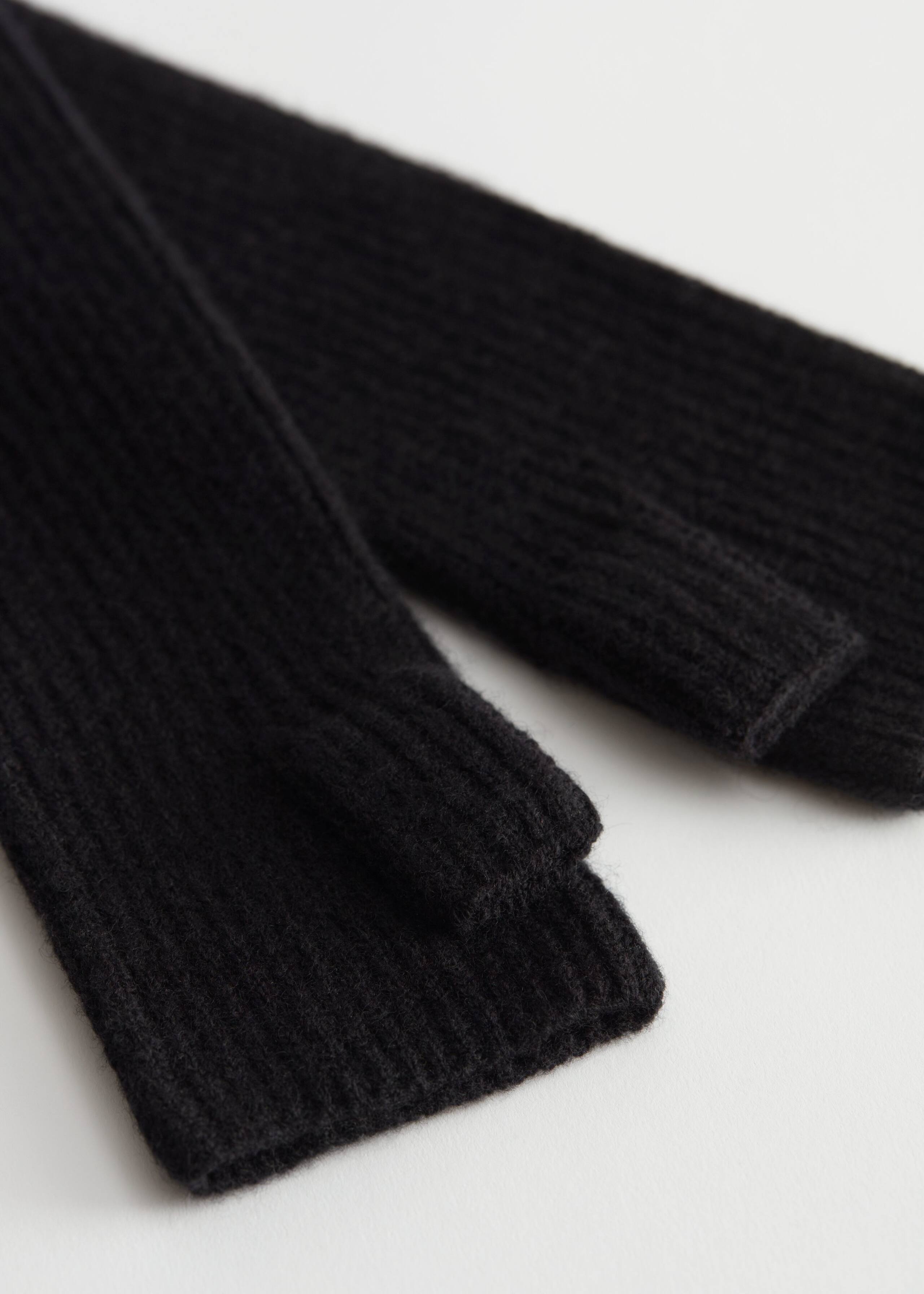Fingerless Gloves - {{variantName}} - Descriptive Detail