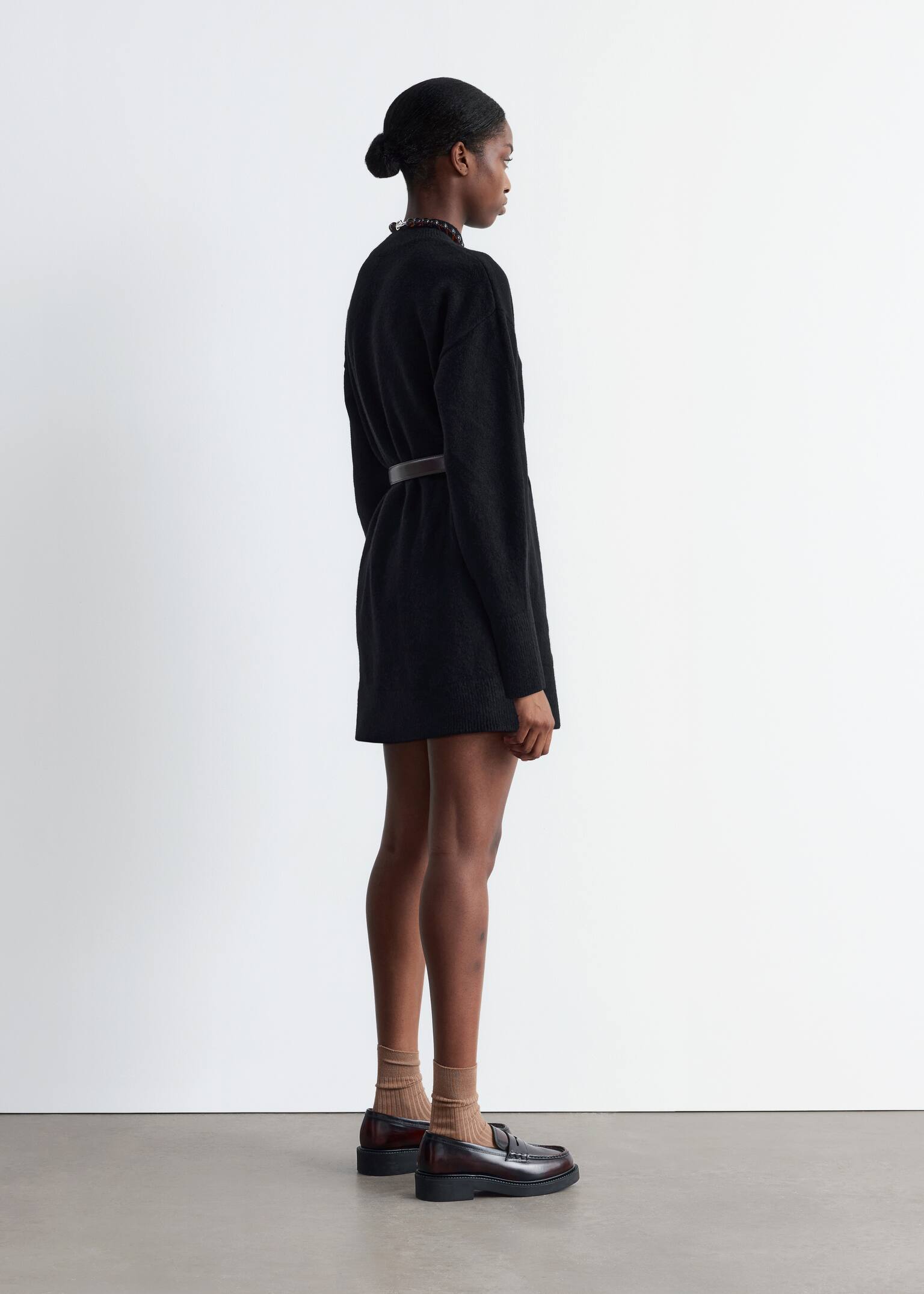 Kurzes Strickkleid mit Gürtel - Schwarz/Grau - 3