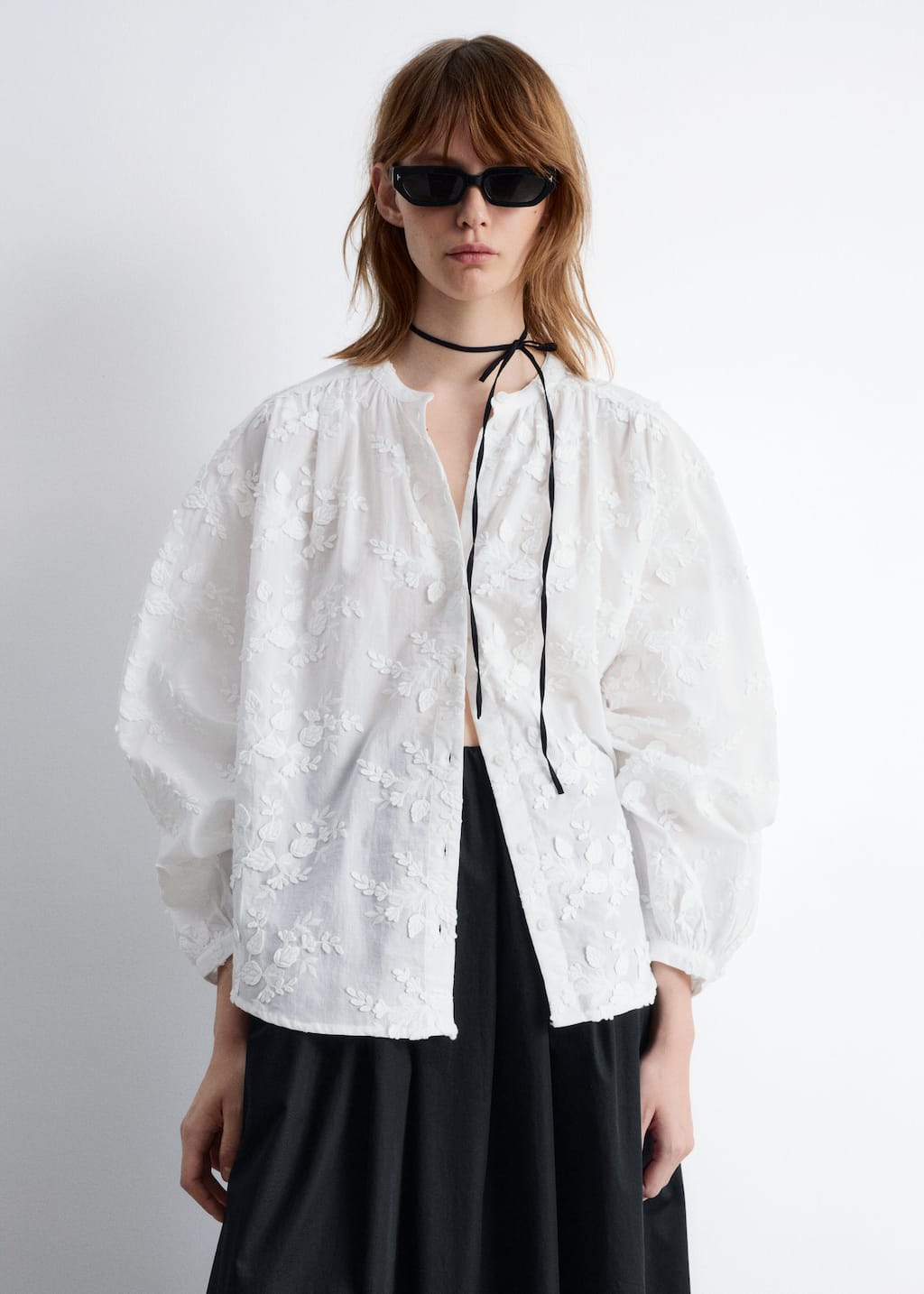 Image of Blusa voluminosa con apliques florales