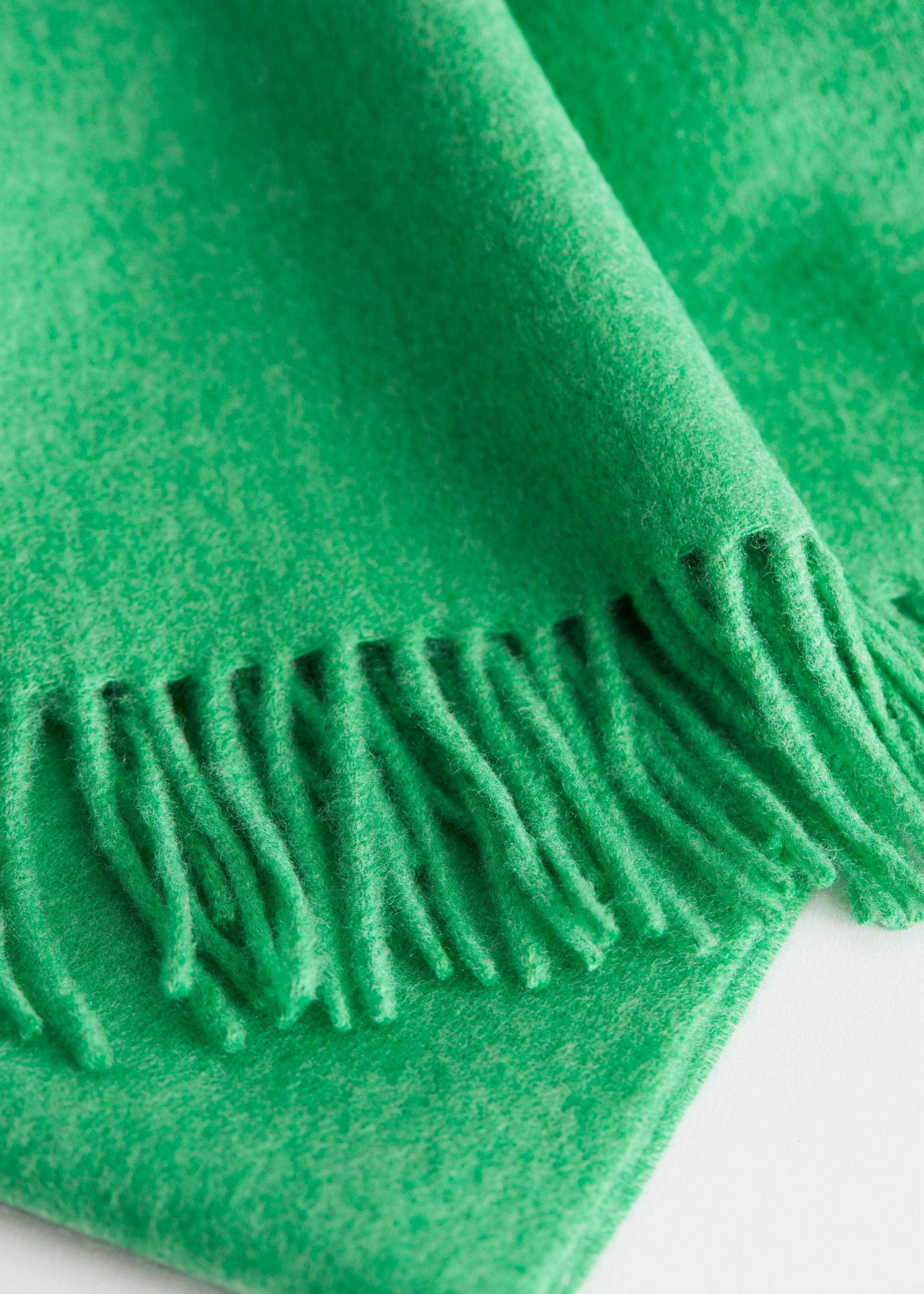 Sciarpa in stile coperta in lana con frange - {{variantName}} - Descrizione dettagliata